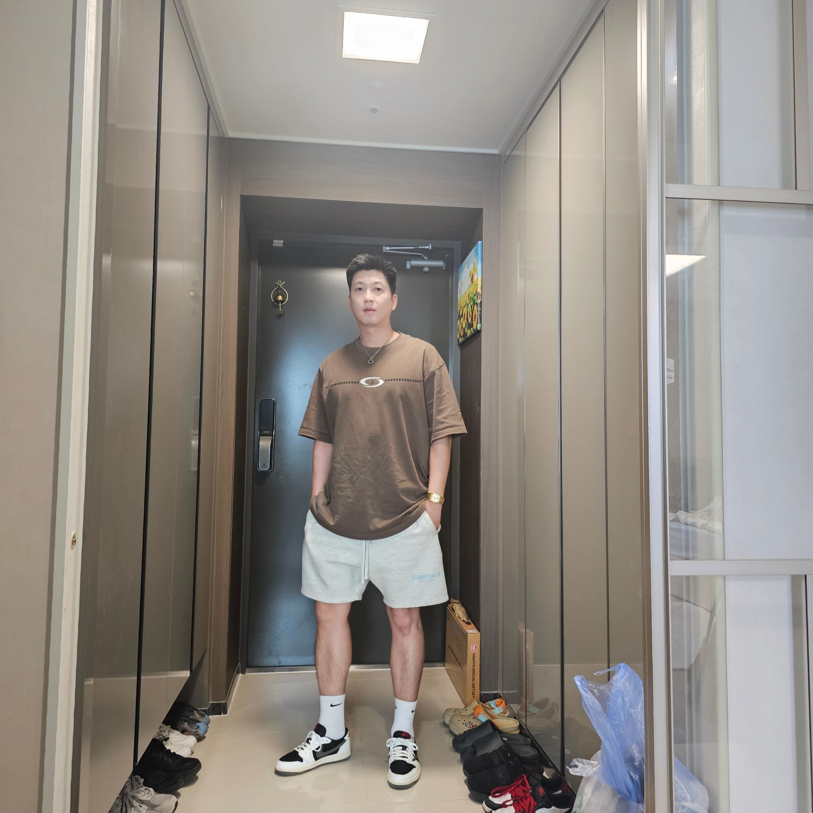 (W) Jordan 1 x Travis Scott Retro Low OG SP Medium Olive, Essentials The Core Collection Sweatshorts Oatmeal 착용 스타일 - 3