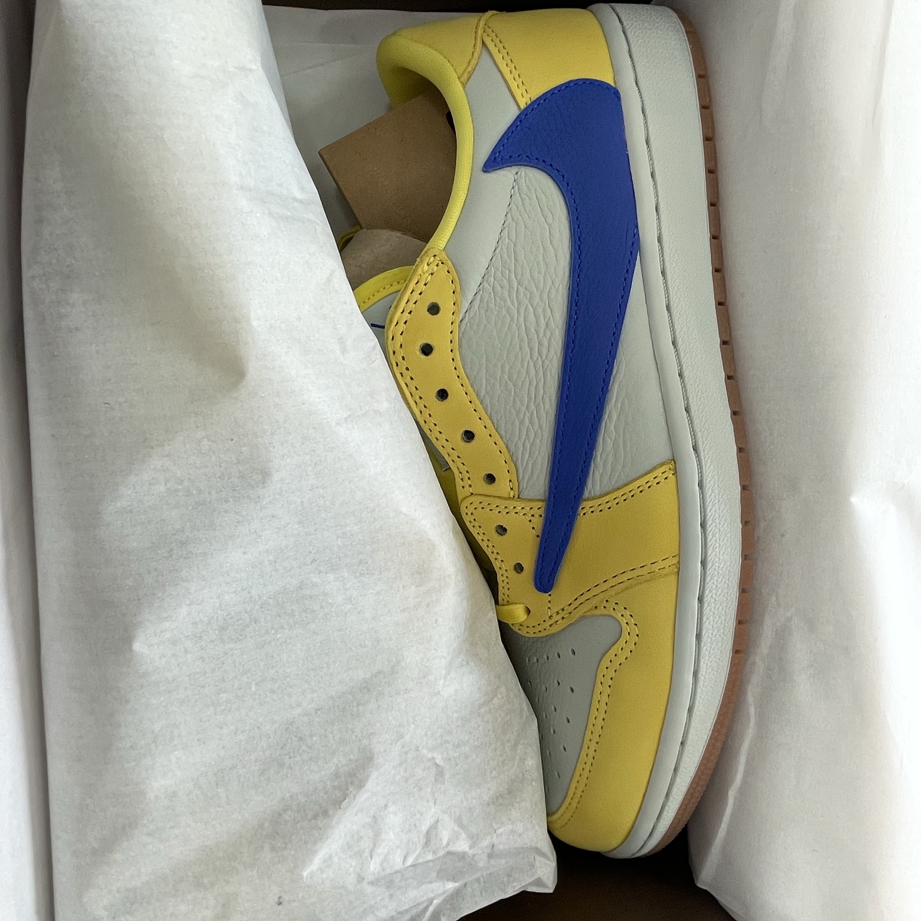 (W) Jordan 1 x Travis Scott Retro Low OG SP Canary 착용 스타일 - 2