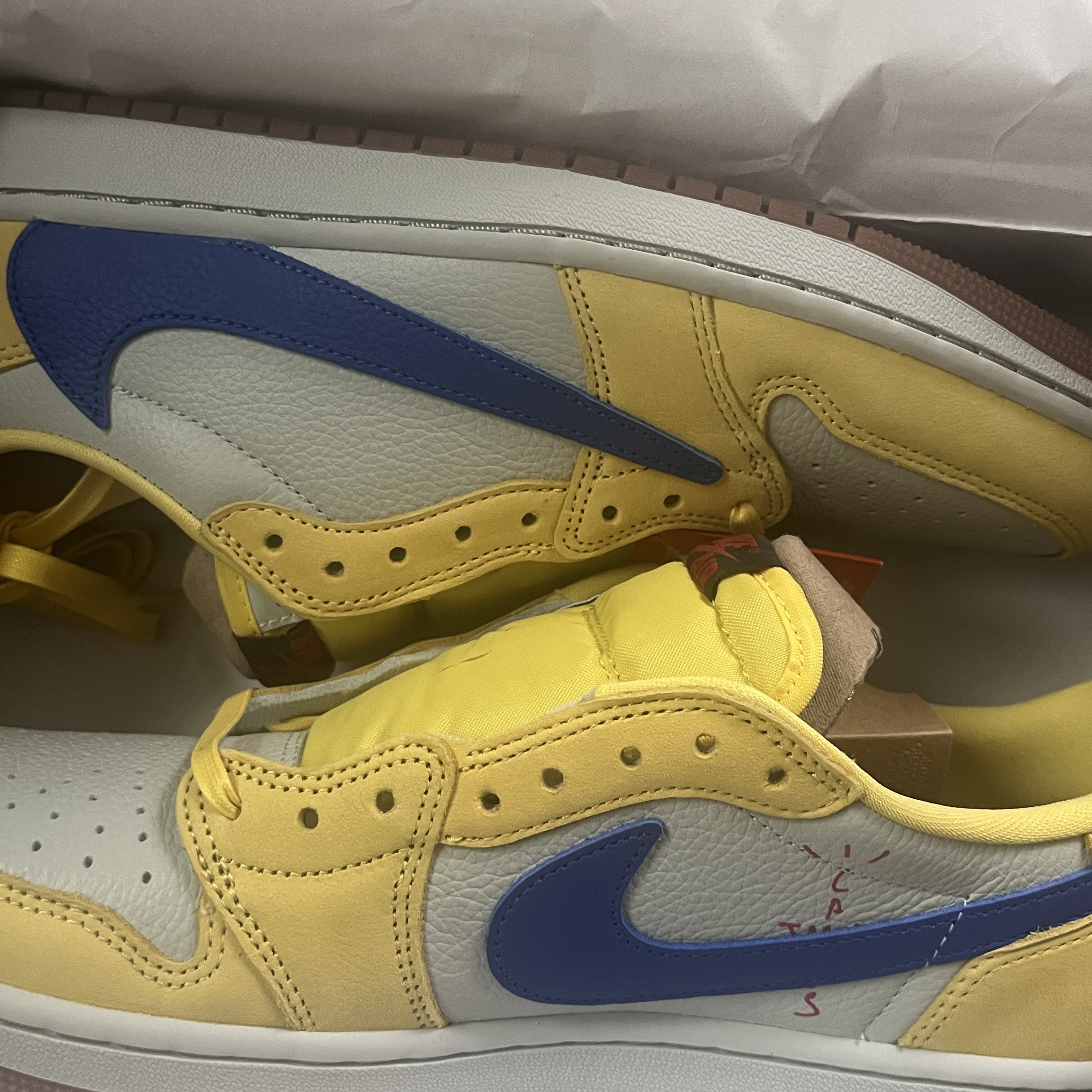 (W) Jordan 1 x Travis Scott Retro Low OG SP Canary 착용 스타일 - 3