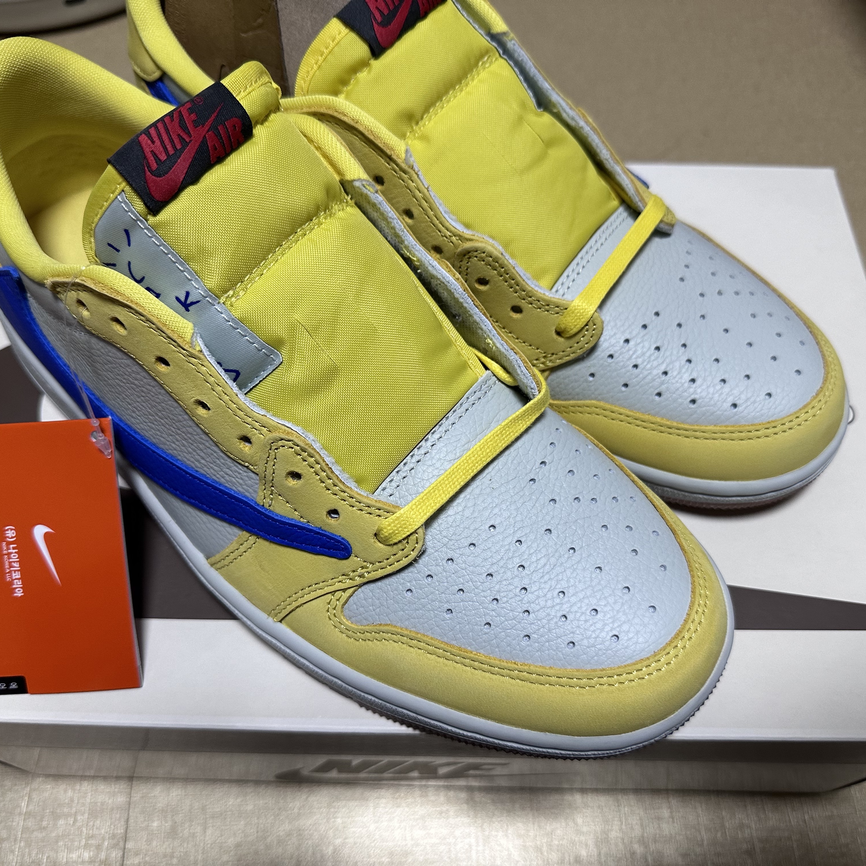 (W) Jordan 1 x Travis Scott Retro Low OG SP Canary 착용 스타일 - 1