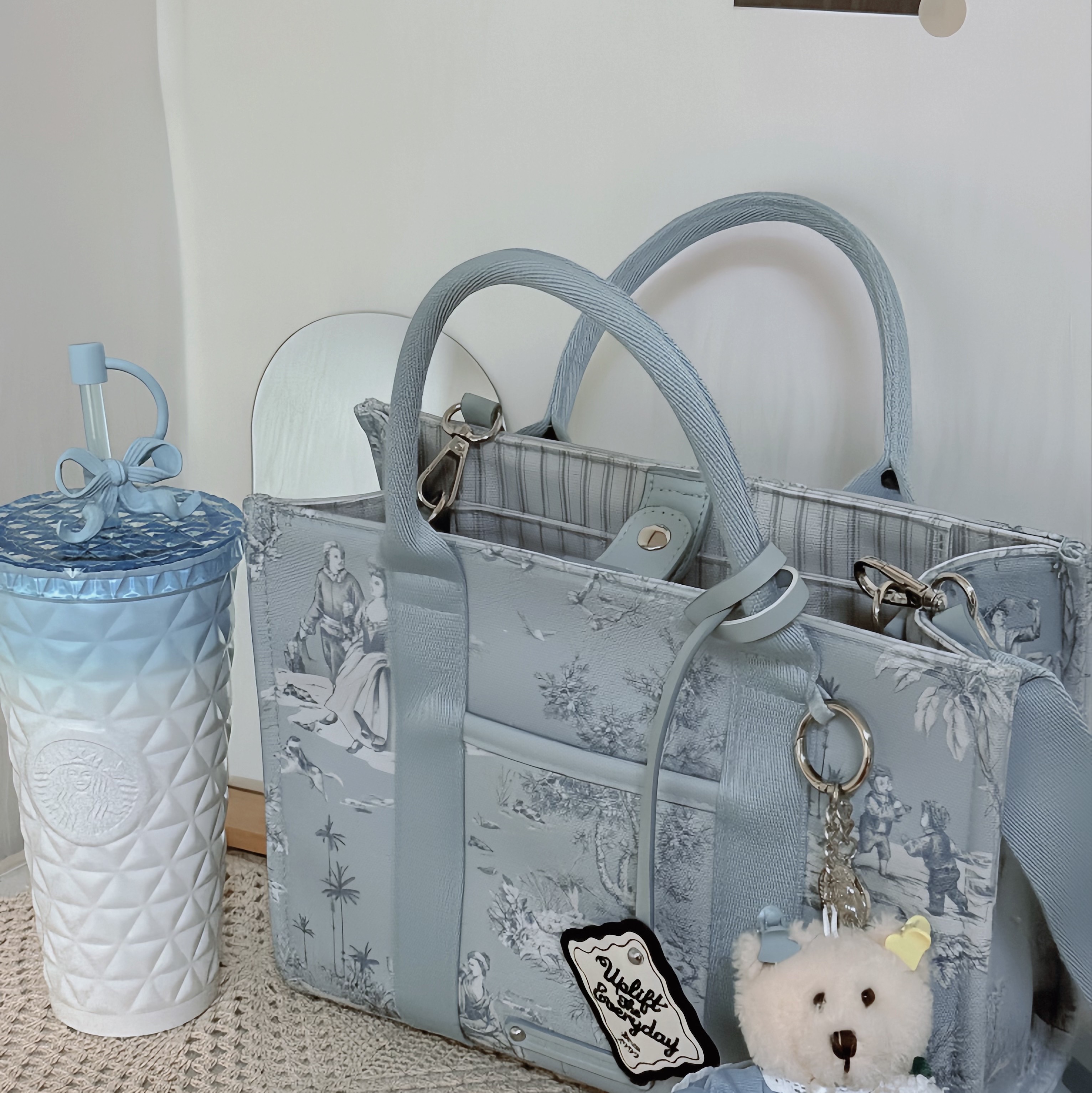 Starbucks French Summer Picnic Tote Bag 착용 스타일