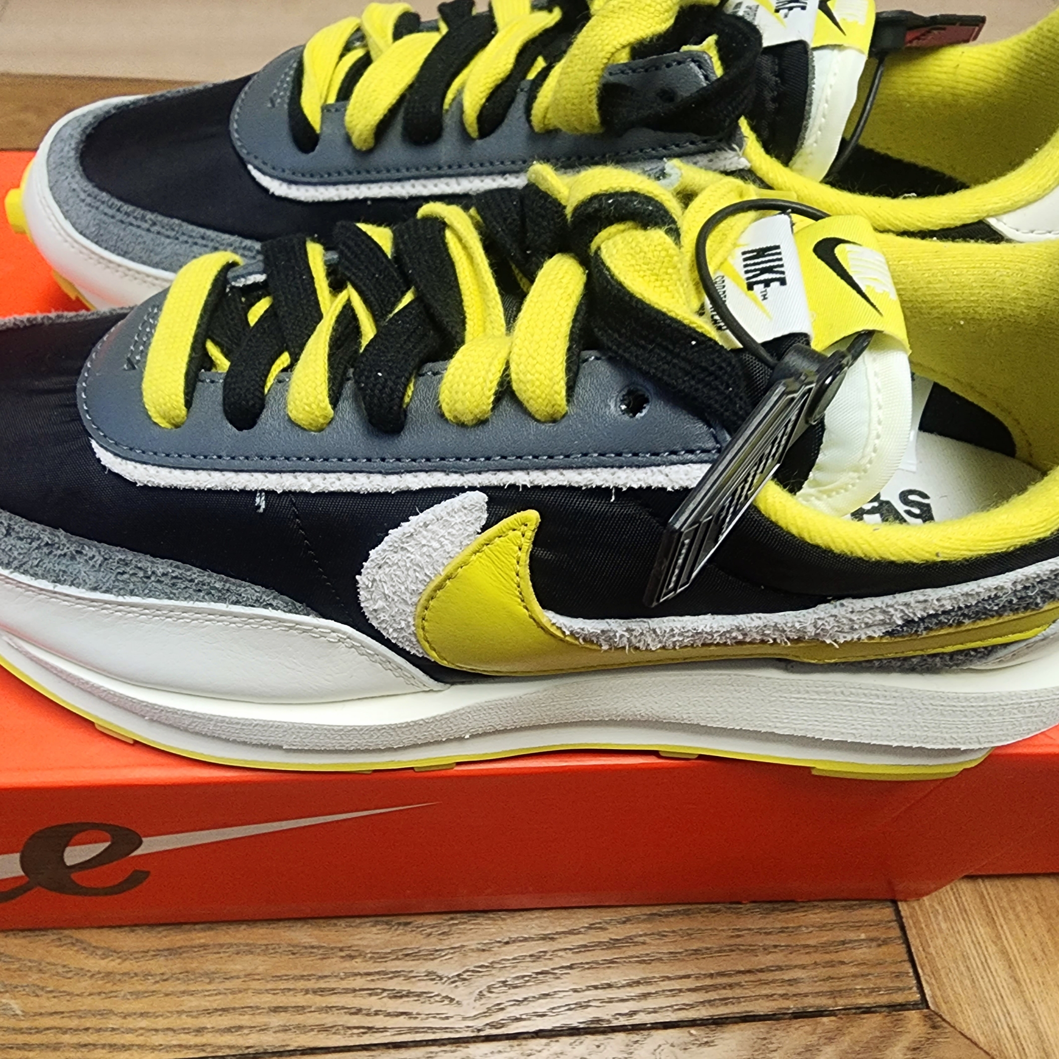 (W) Jordan 1 x Travis Scott Retro Low OG SP Canary, Nike x Sacai x Undercover LDWaffle Black Bright Citron 착용 스타일 - 4