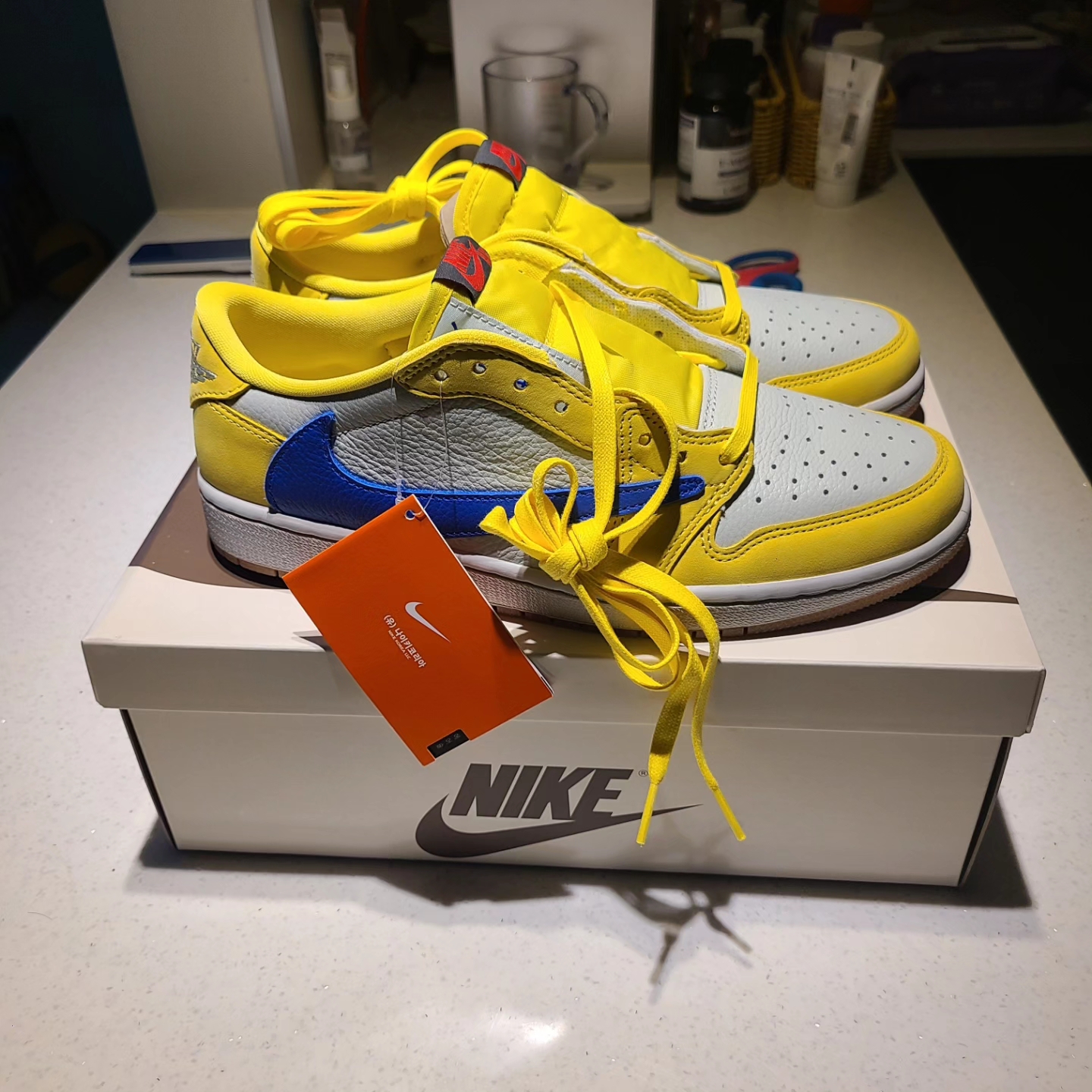 (W) Jordan 1 x Travis Scott Retro Low OG SP Canary 착용 스타일 - 2