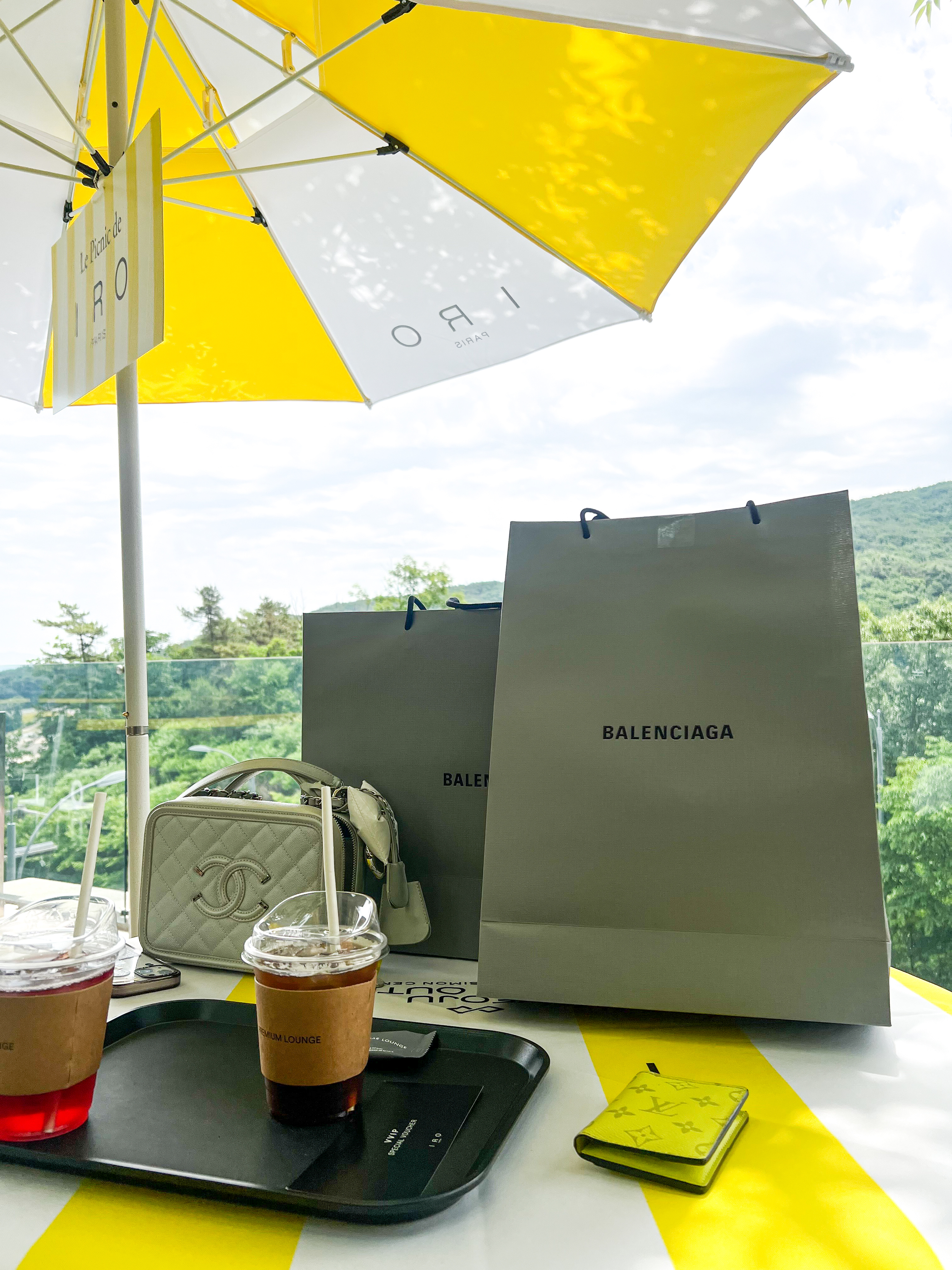 (W) Matin Kim Logo Cutted Layered Top White, Louis Vuitton Pocket Organizer Taigarama Monogram Yellow 착용 스타일 - 2