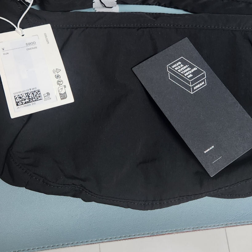 COS Nylon Crossbody Saddle Bag Black 착용 스타일