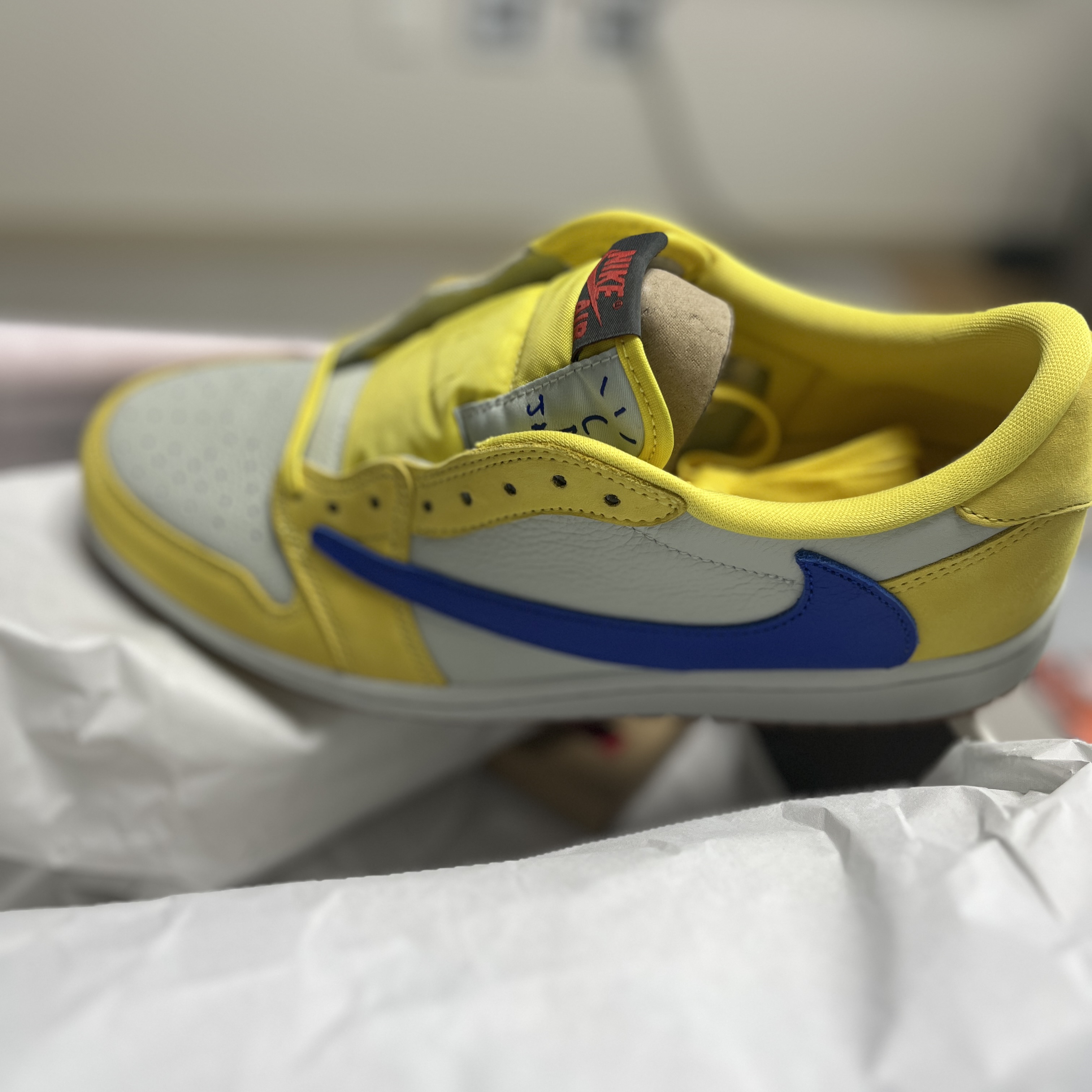 (W) Jordan 1 x Travis Scott Retro Low OG SP Canary 착용 스타일 - 3