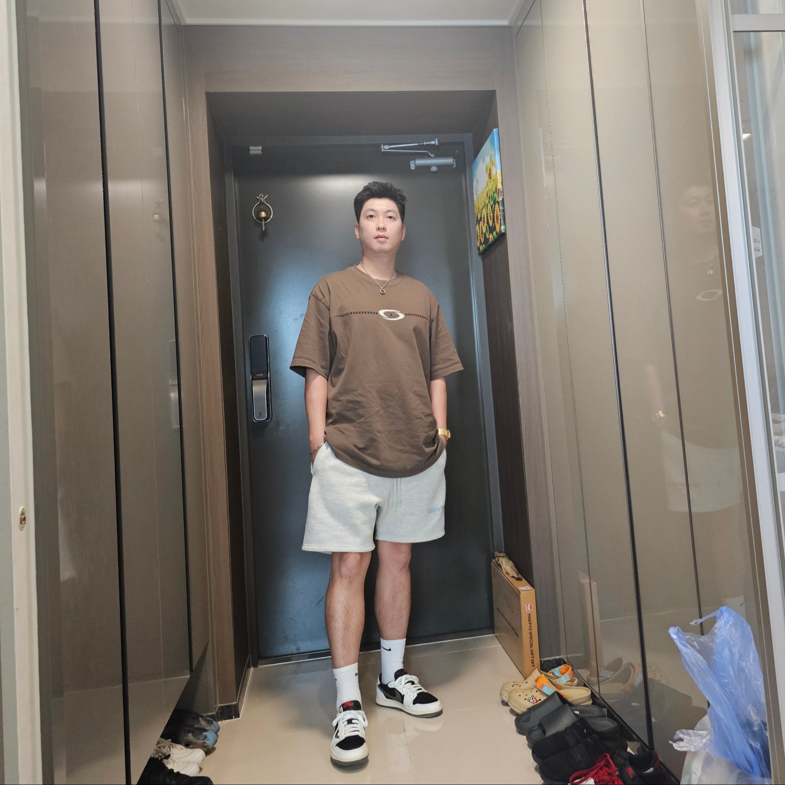 (W) Jordan 1 x Travis Scott Retro Low OG SP Medium Olive, Essentials The Core Collection Sweatshorts Oatmeal 착용 스타일 - 1