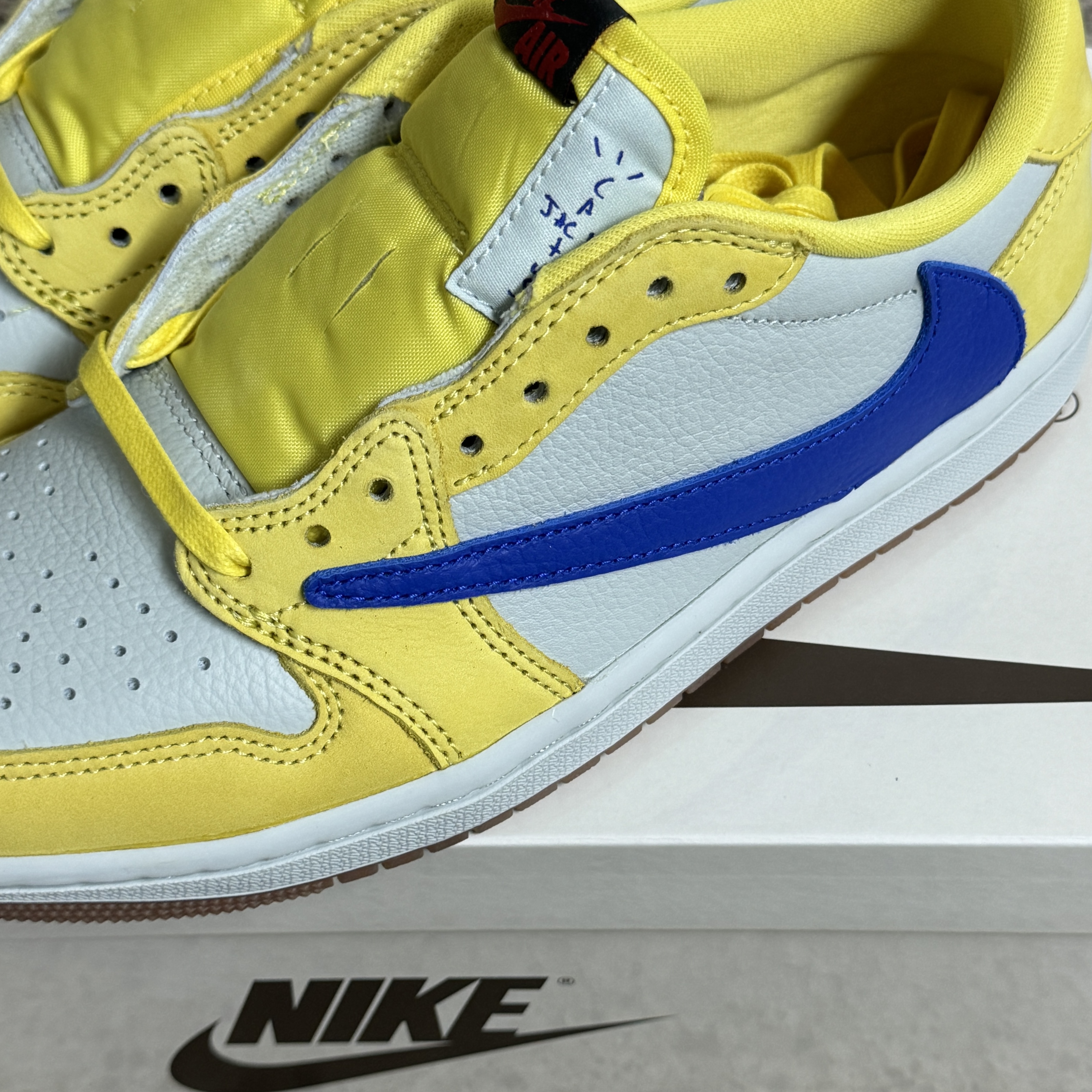 (W) Jordan 1 x Travis Scott Retro Low OG SP Canary 착용 스타일