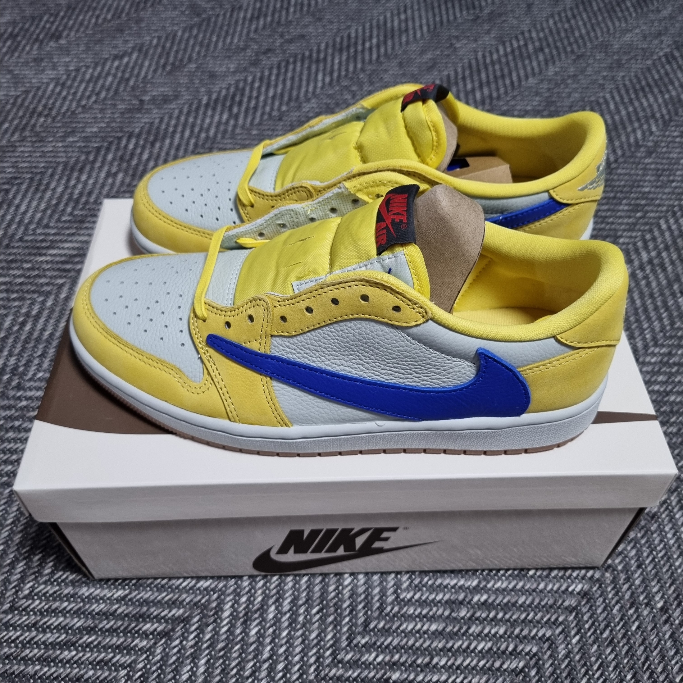 (W) Jordan 1 x Travis Scott Retro Low OG SP Canary 착용 스타일 - 6