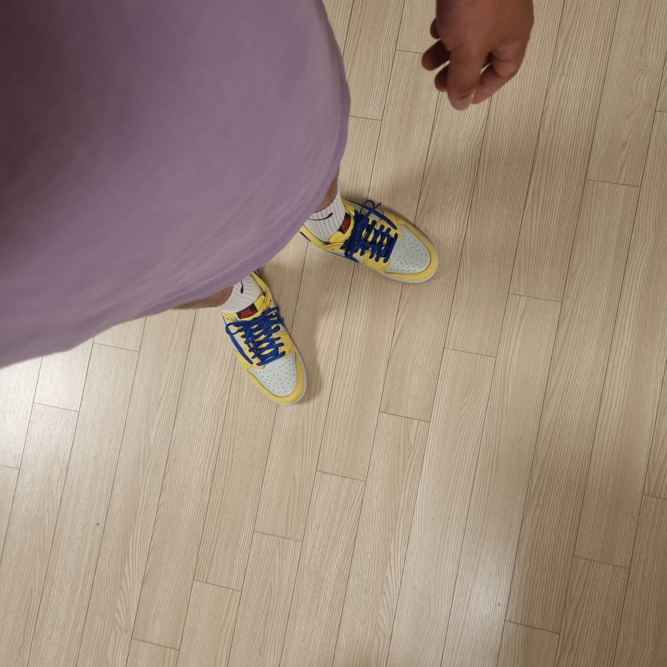 (W) Jordan 1 x Travis Scott Retro Low OG SP Canary, Palace Arms T-Shirt Light Purple - 23FW 착용 스타일 - 2