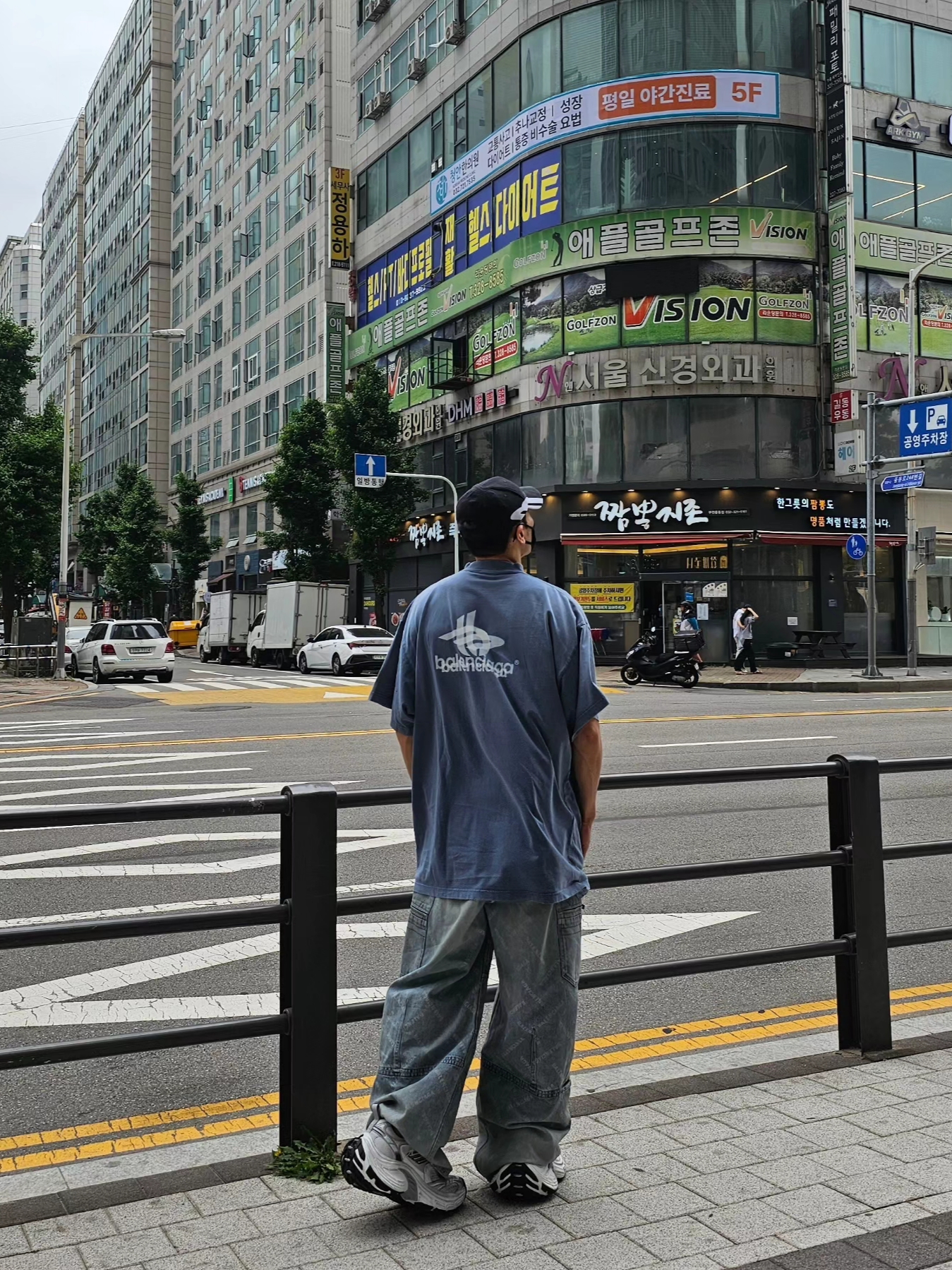Balenciaga Bal Diagonal Allover Cargo Pants Light Blue, Balenciaga 10XL Sneakers White Grey Silver Black 착용 스타일 - 2