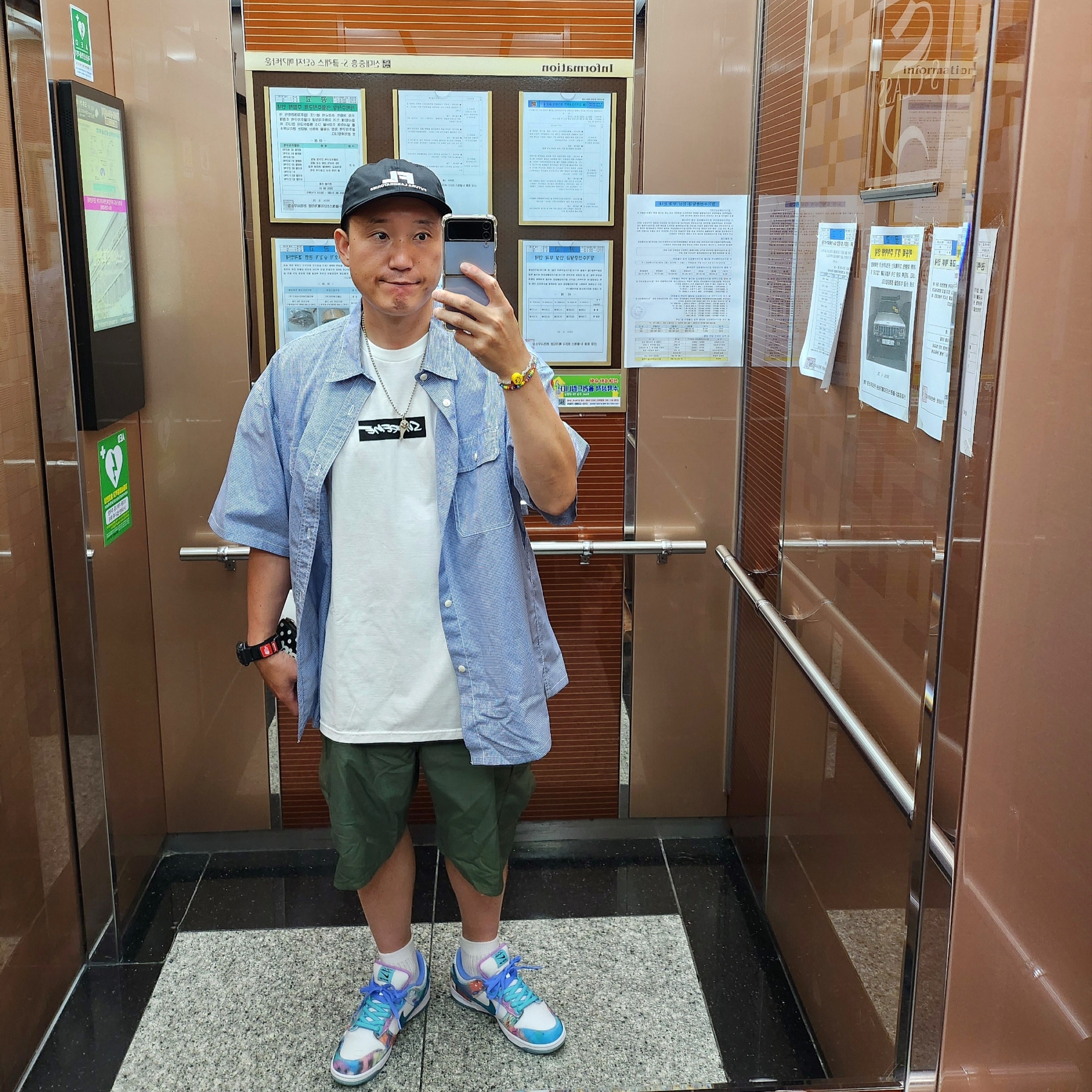 Supreme Futura Box Logo T-Shirt White - 24SS, Nike x Futura Laboratories SB Dunk Low OG QS White and Geode Teal 착용 스타일 - 1