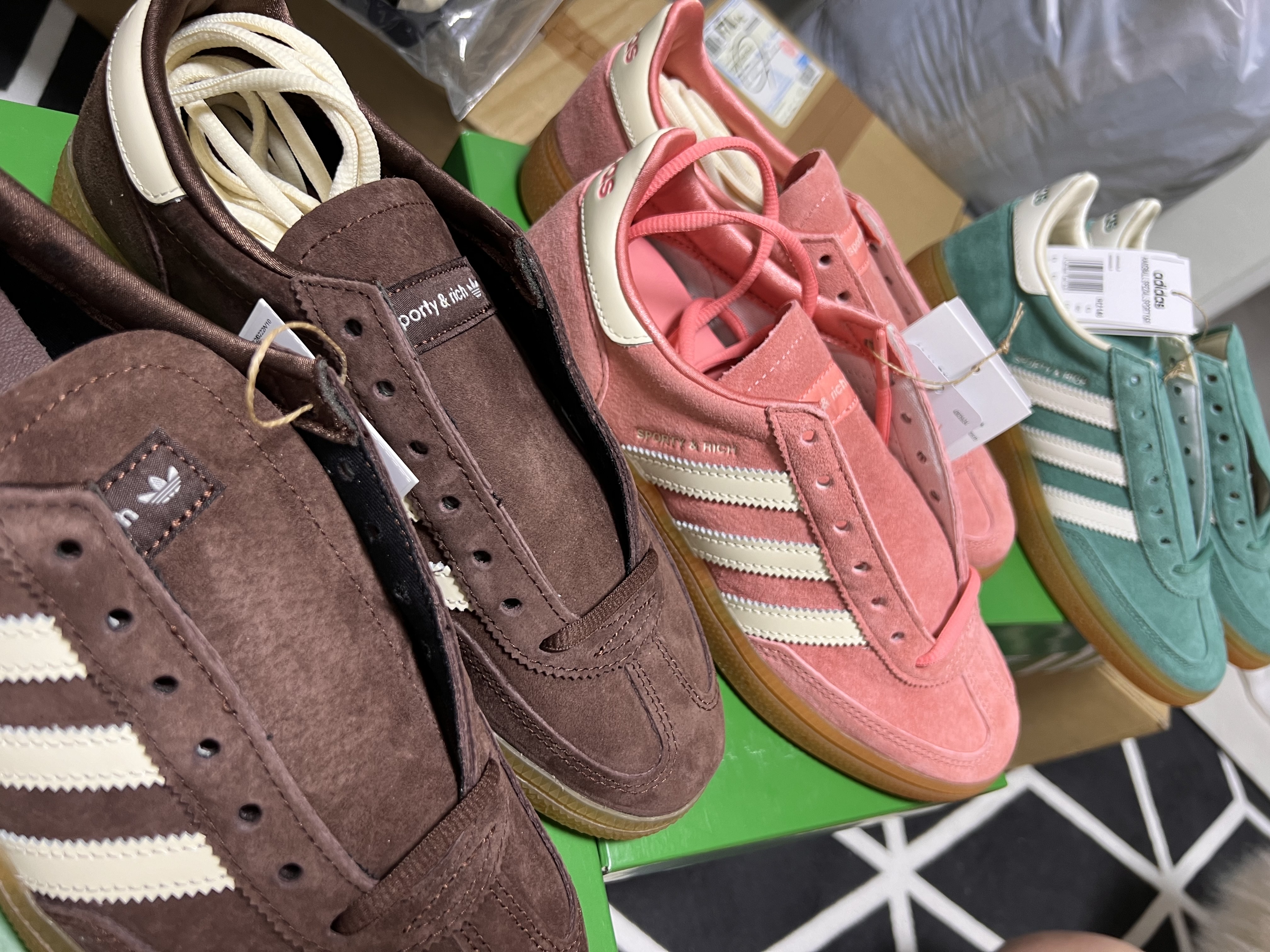 Adidas x Sporty & Rich Spezial Handball Pantone Cream White, Adidas x Sporty & Rich Spezial Handball Pantone Core White 착용 스타일