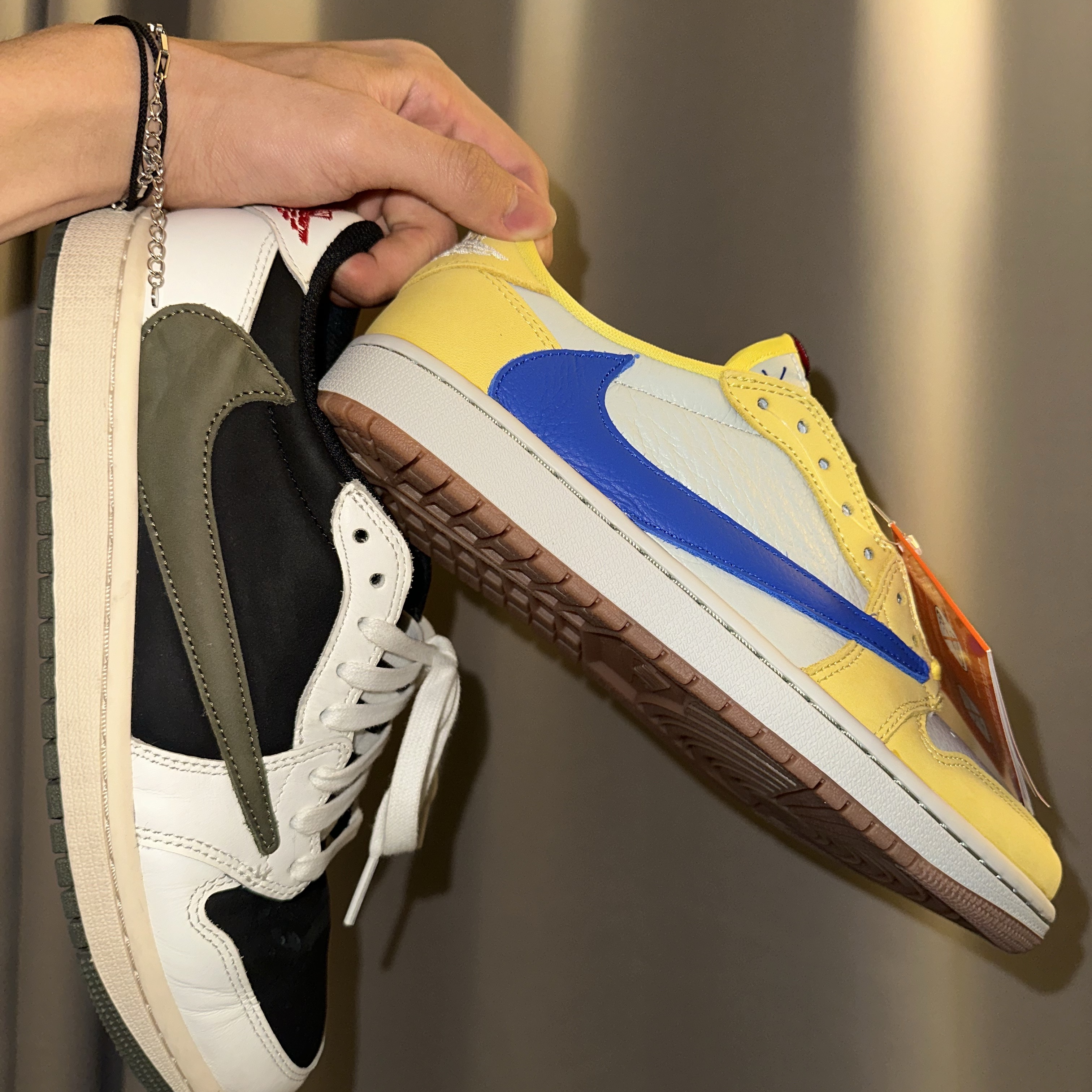 (W) Jordan 1 x Travis Scott Retro Low OG SP Canary, (W) Jordan 1 x Travis Scott Retro Low OG SP Medium Olive 착용 스타일 - 1