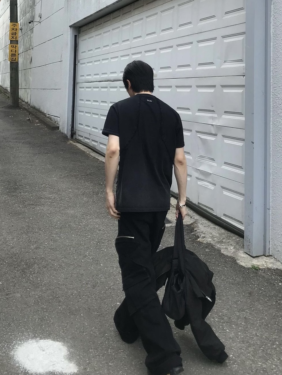BLR Destroyed Gradation Bleached Short Sleeve T-Shirt Black 착용 스타일