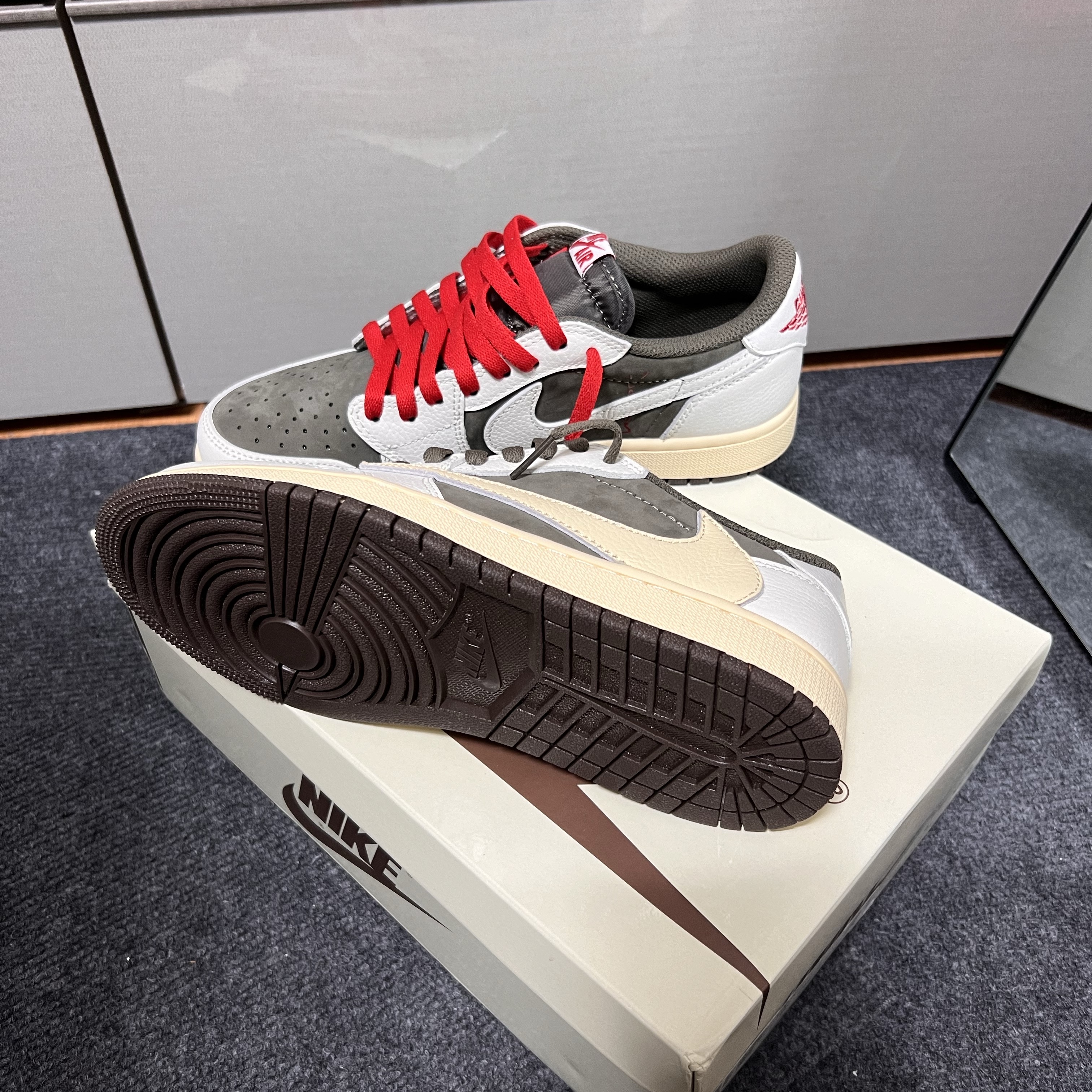 Jordan 1 x Travis Scott Retro Low OG SP Sail and Ridgerock 착용 스타일 - 2
