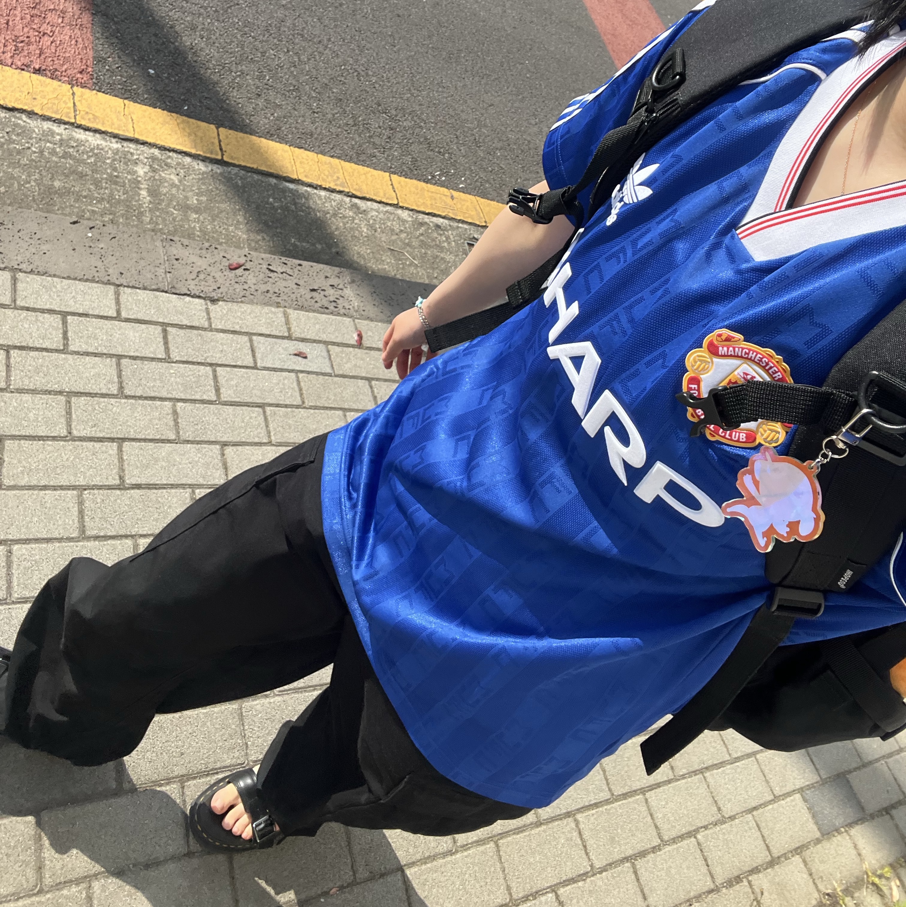 Adidas Manchester United 1988/90 Jersey Collegiate Royal - US Sizing, Dr. Martens Myles Sandal Black 착용 스타일 - 2
