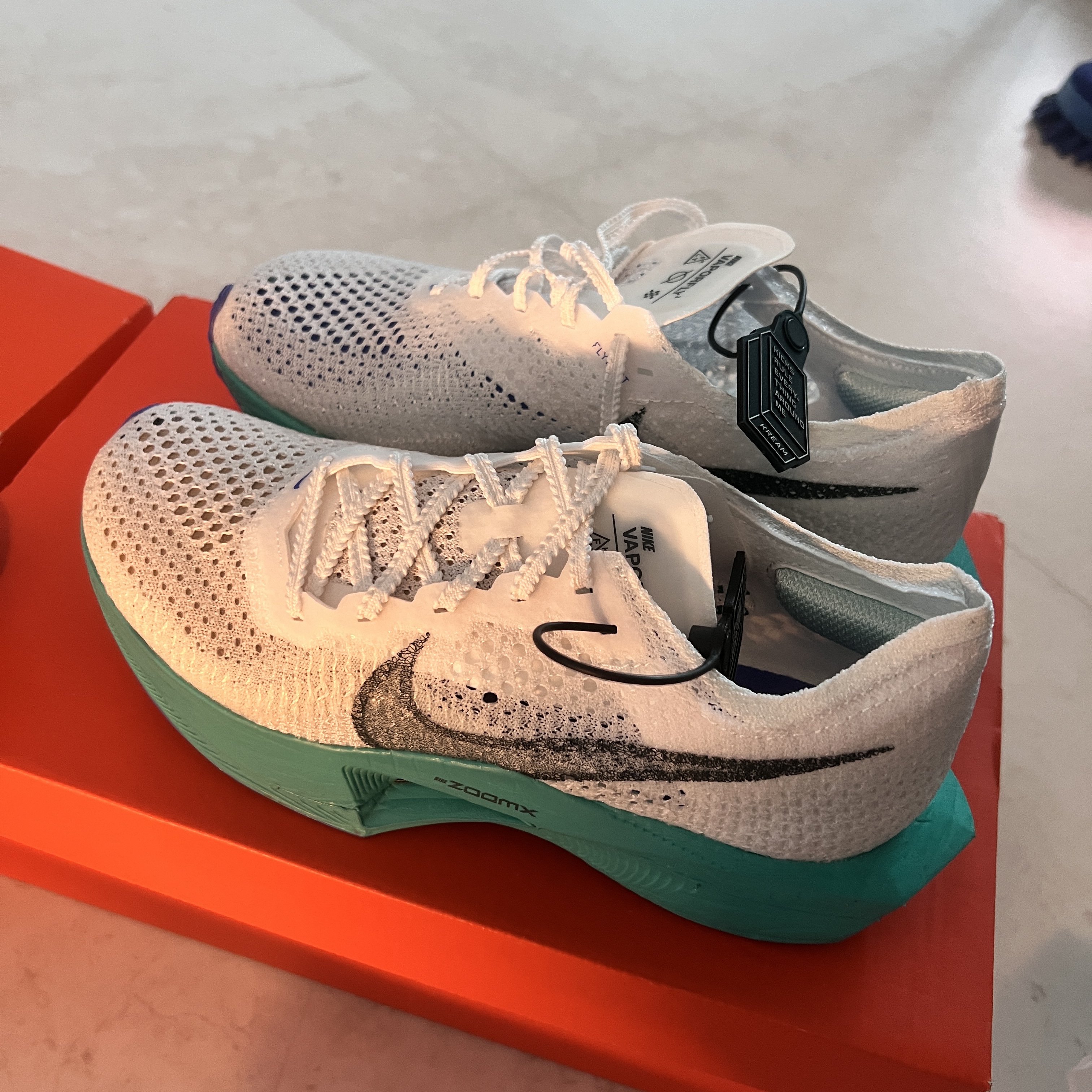 Nike ZoomX Vaporfly Next% 3 White Deep Jungle 착용 스타일