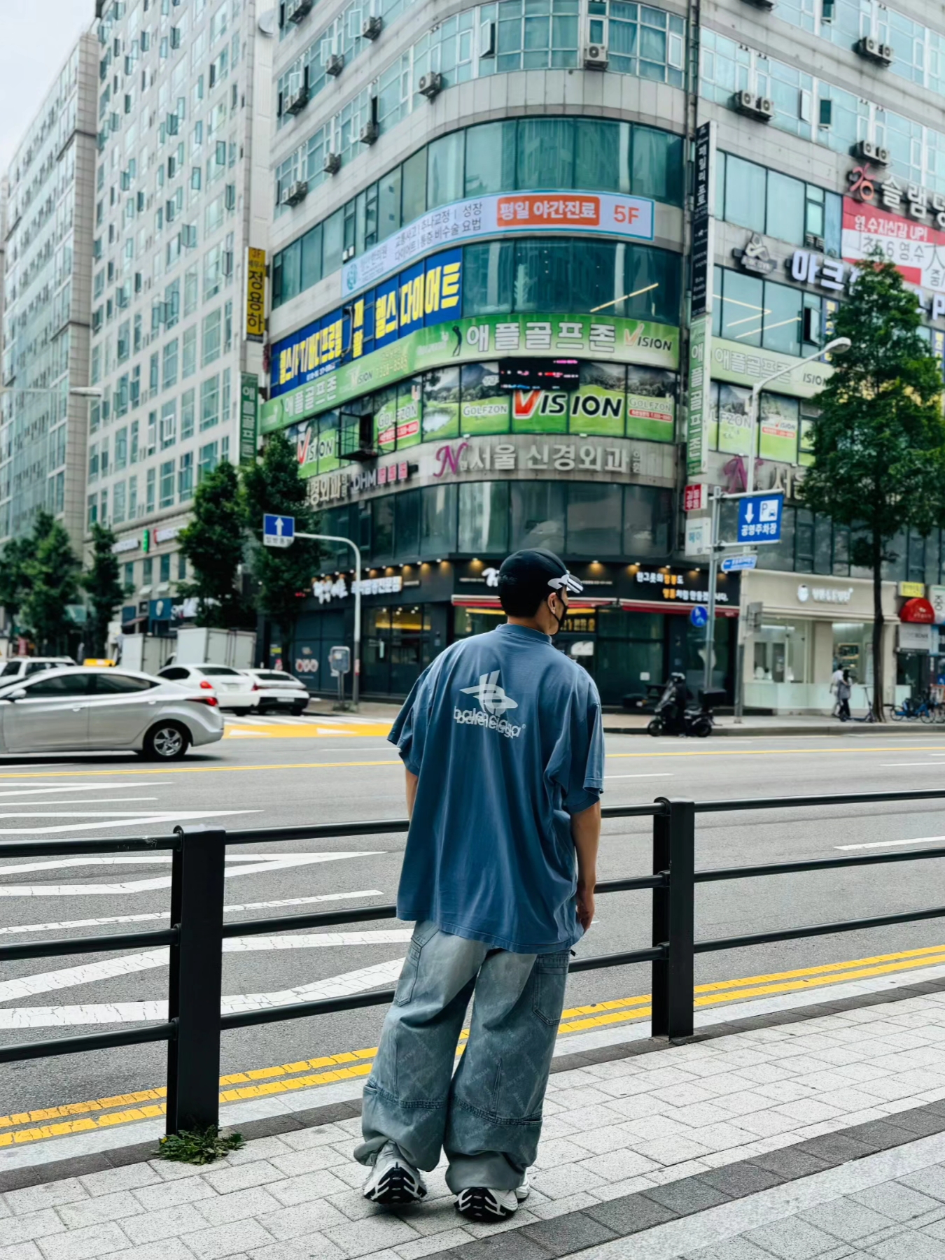 Balenciaga Bal Diagonal Allover Cargo Pants Light Blue, Balenciaga 10XL Sneakers White Grey Silver Black 착용 스타일 - 4