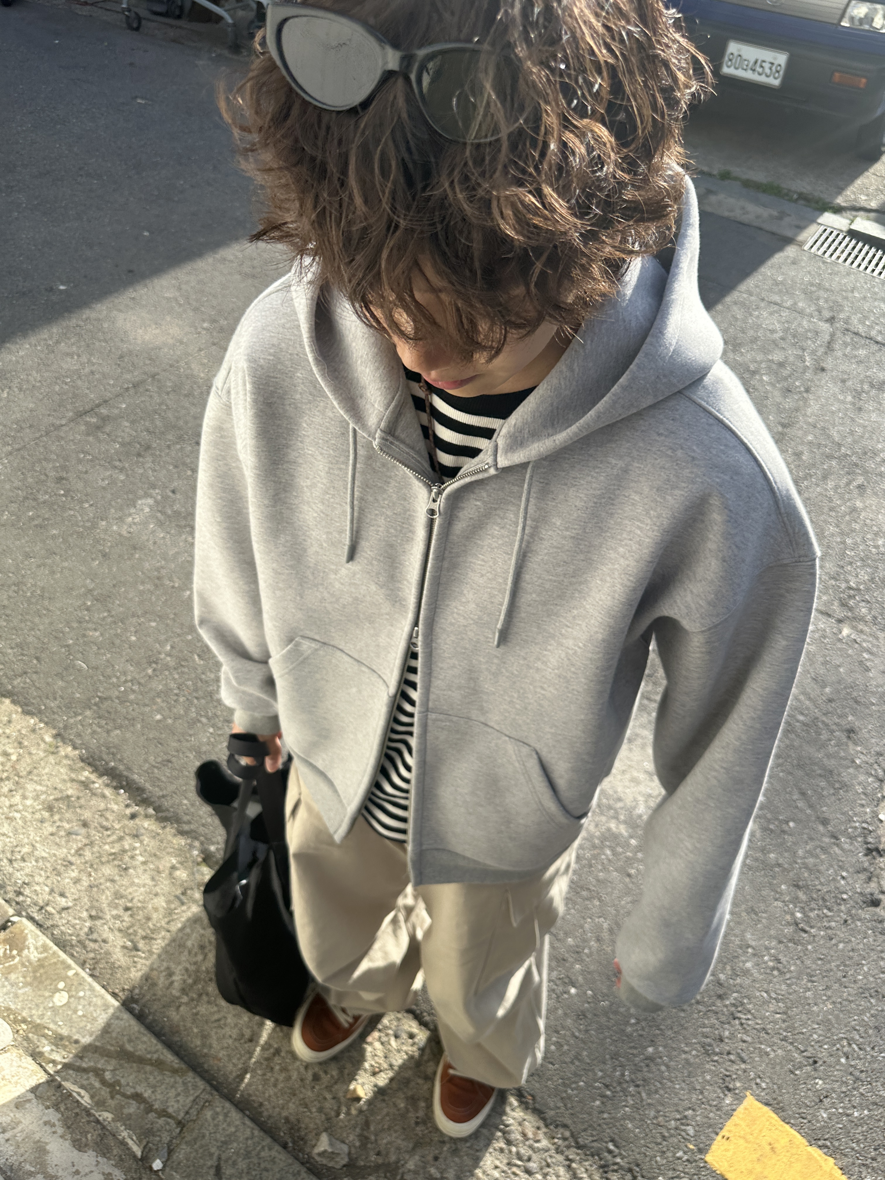 Nonnod Scuba Zip Hoodie Grey, Nonnod Side Zip Cargo Pants Beige 착용 스타일 - 1