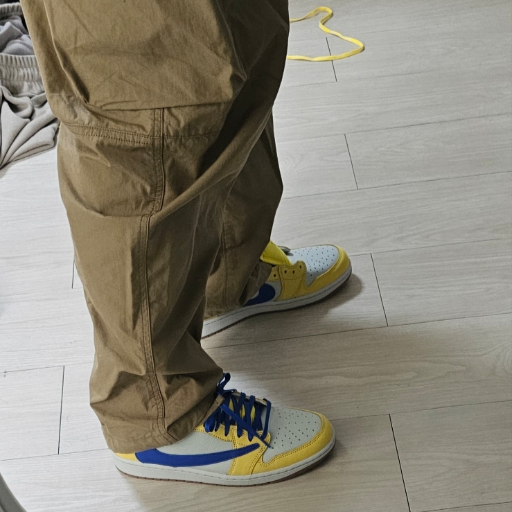 (W) Jordan 1 x Travis Scott Retro Low OG SP Canary 착용 스타일 - 4