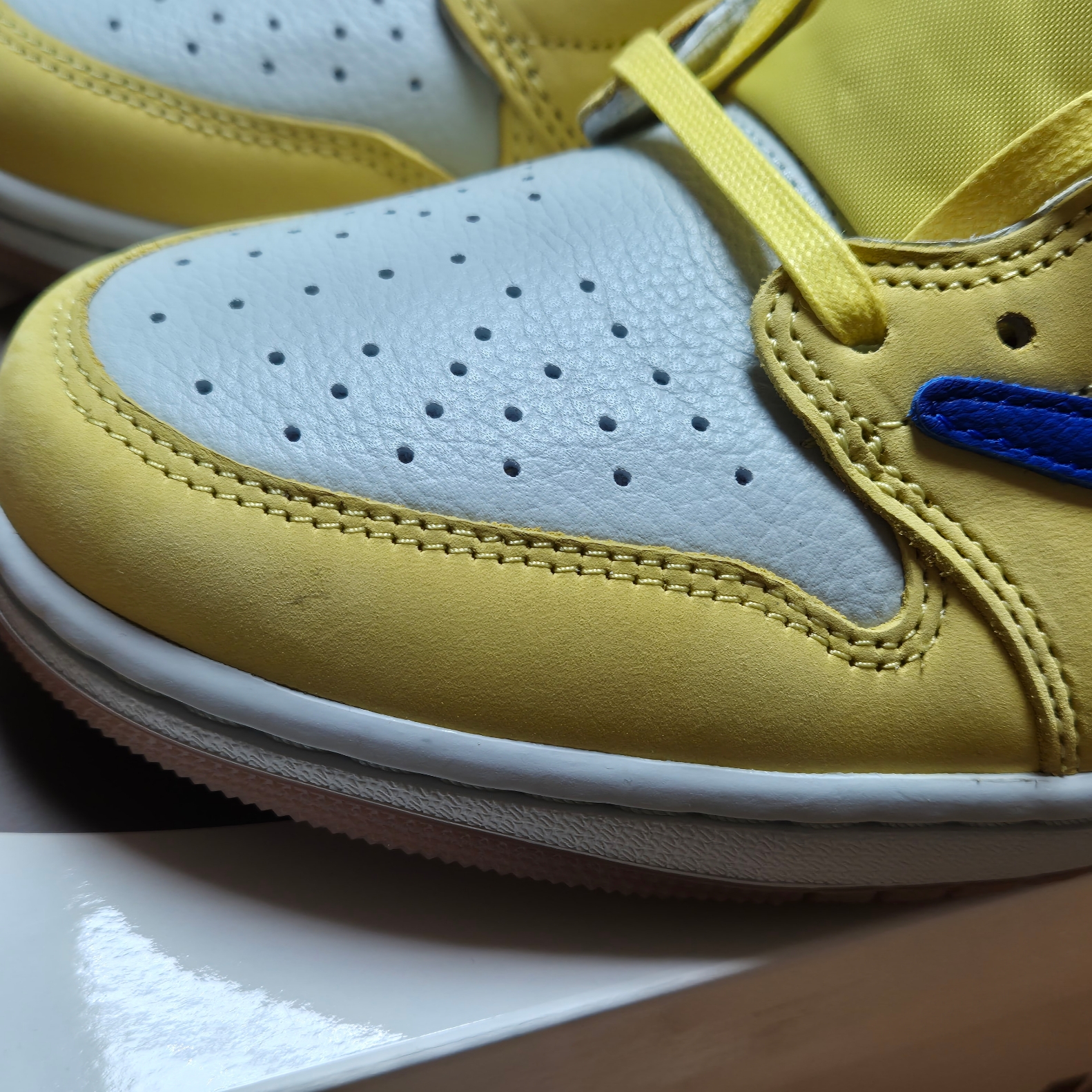(W) Jordan 1 x Travis Scott Retro Low OG SP Canary 착용 스타일 - 1