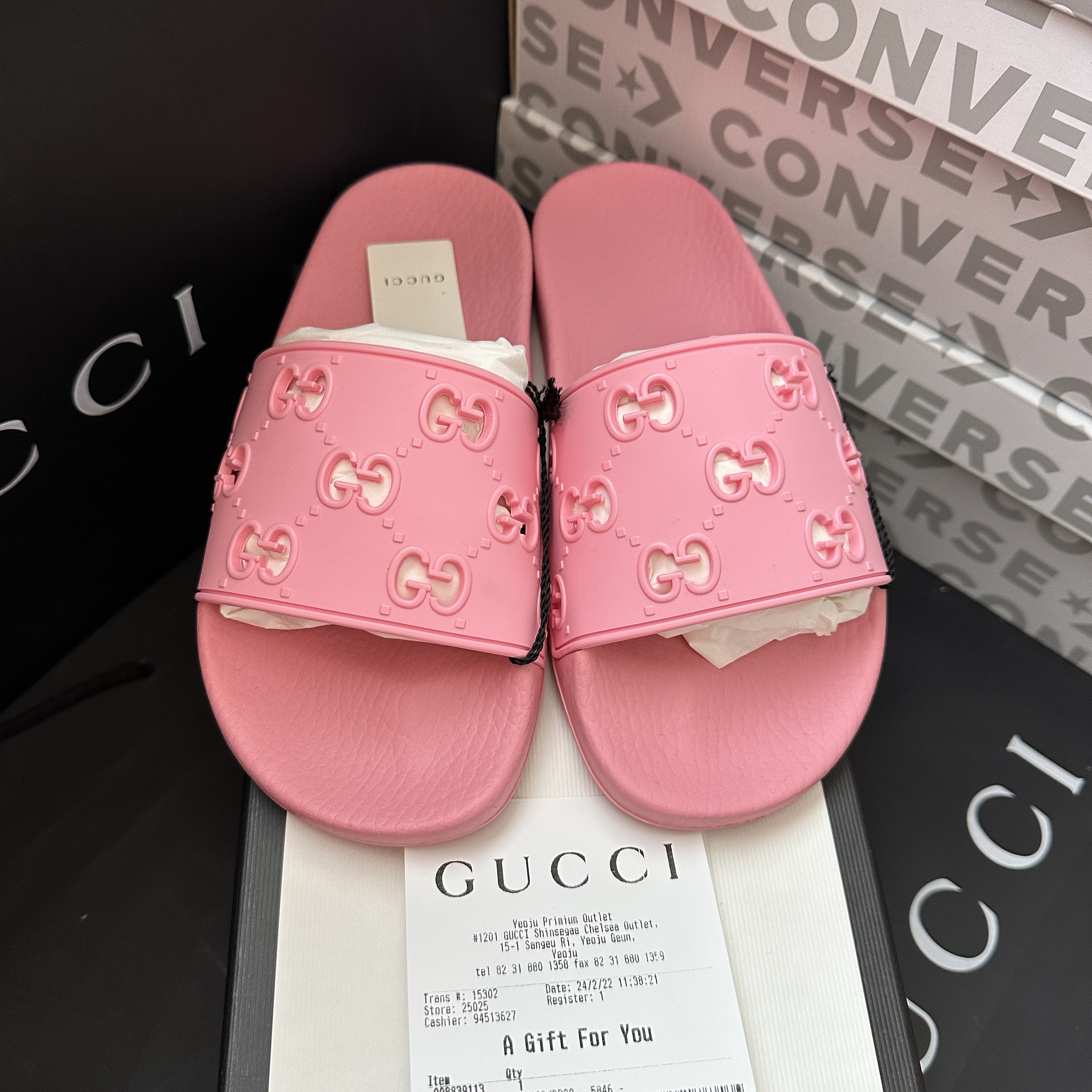 (W) Gucci GG Rubber Slide Sandal Pink 착용 스타일 - 1