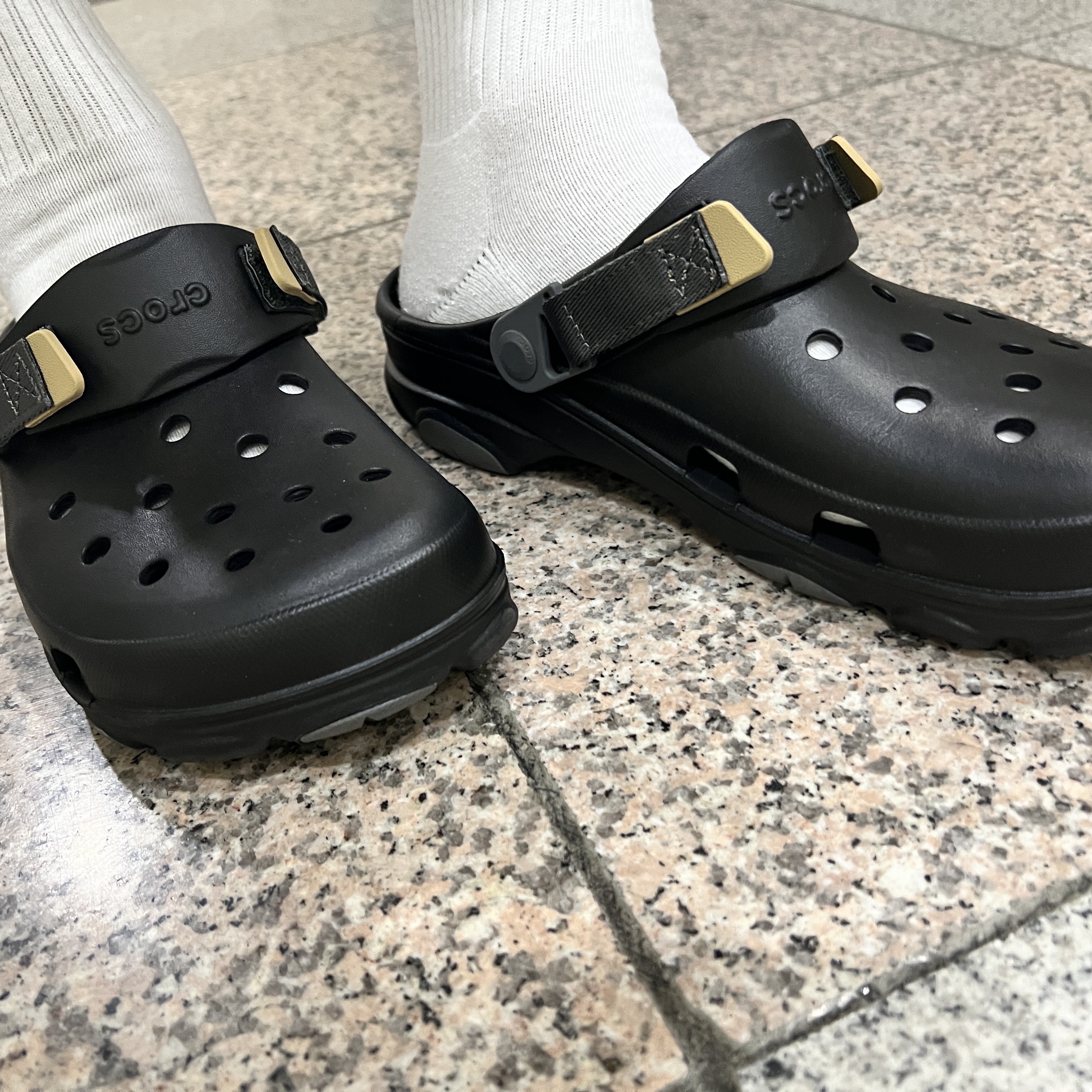 Crocs All Terrain Clog Black 착용 스타일