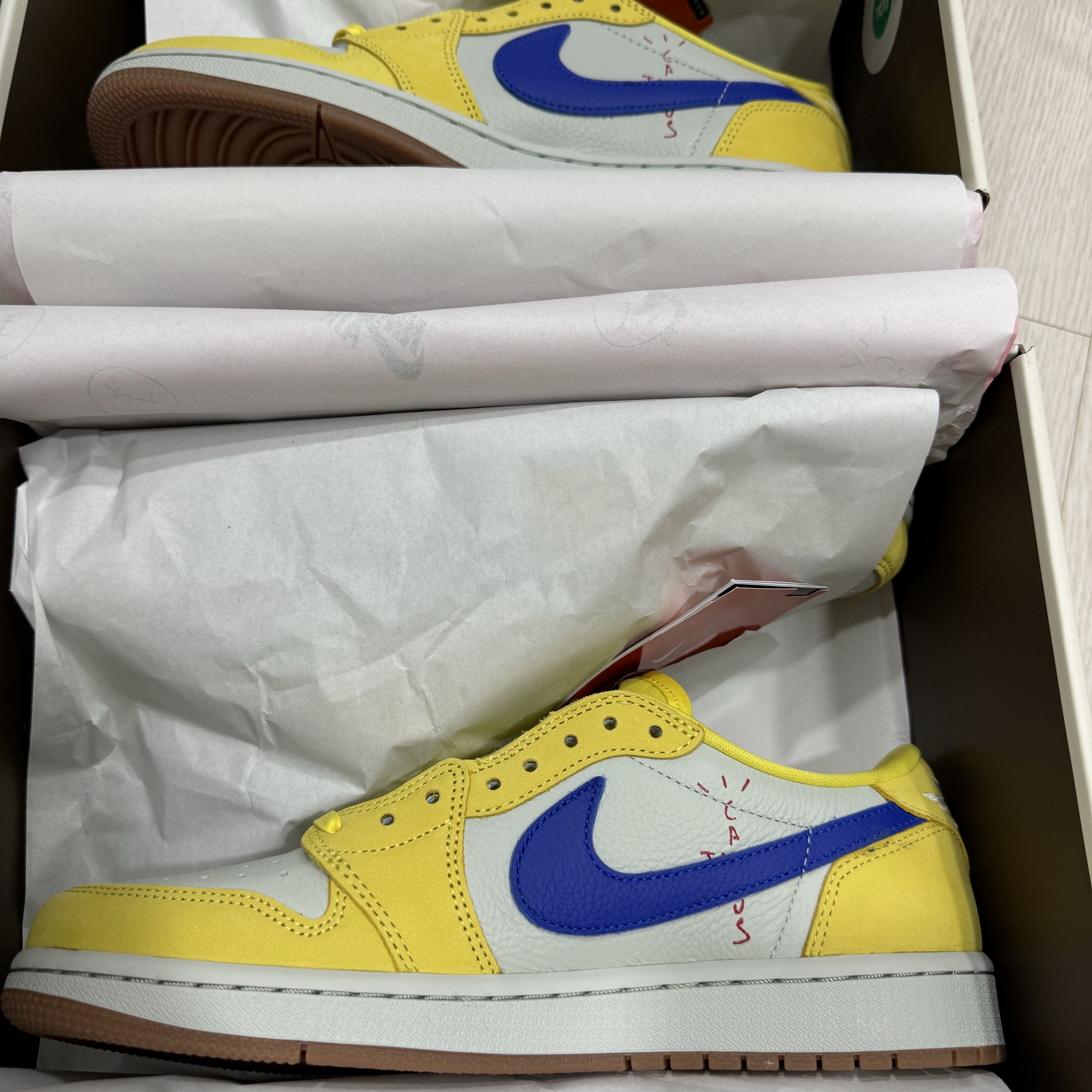 (W) Jordan 1 x Travis Scott Retro Low OG SP Canary 착용 스타일