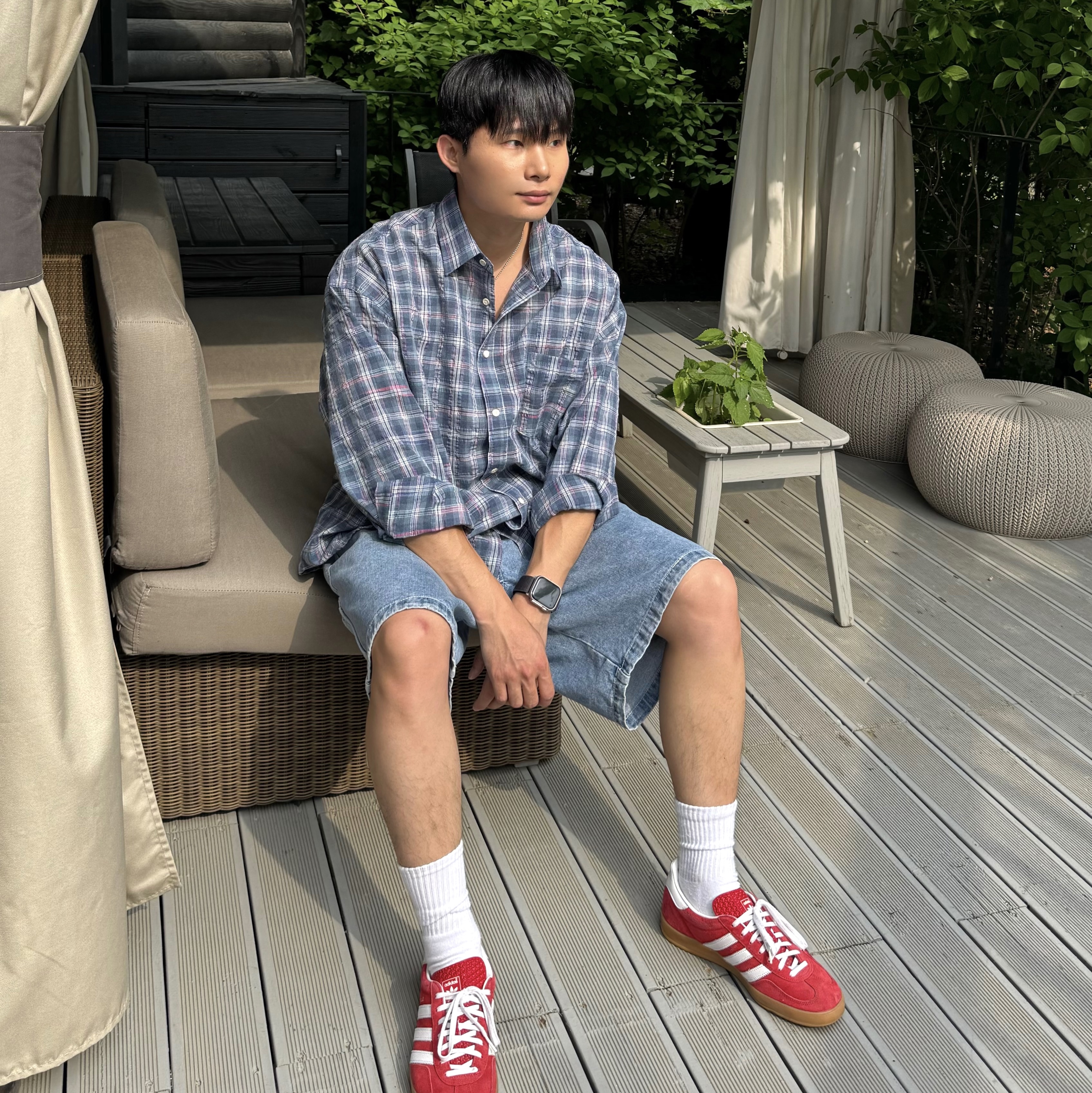 Adidas Gazelle Indoor Scarlet, Apple AirPods Max Lightning Silver (Korean Ver.) 착용 스타일 - 2