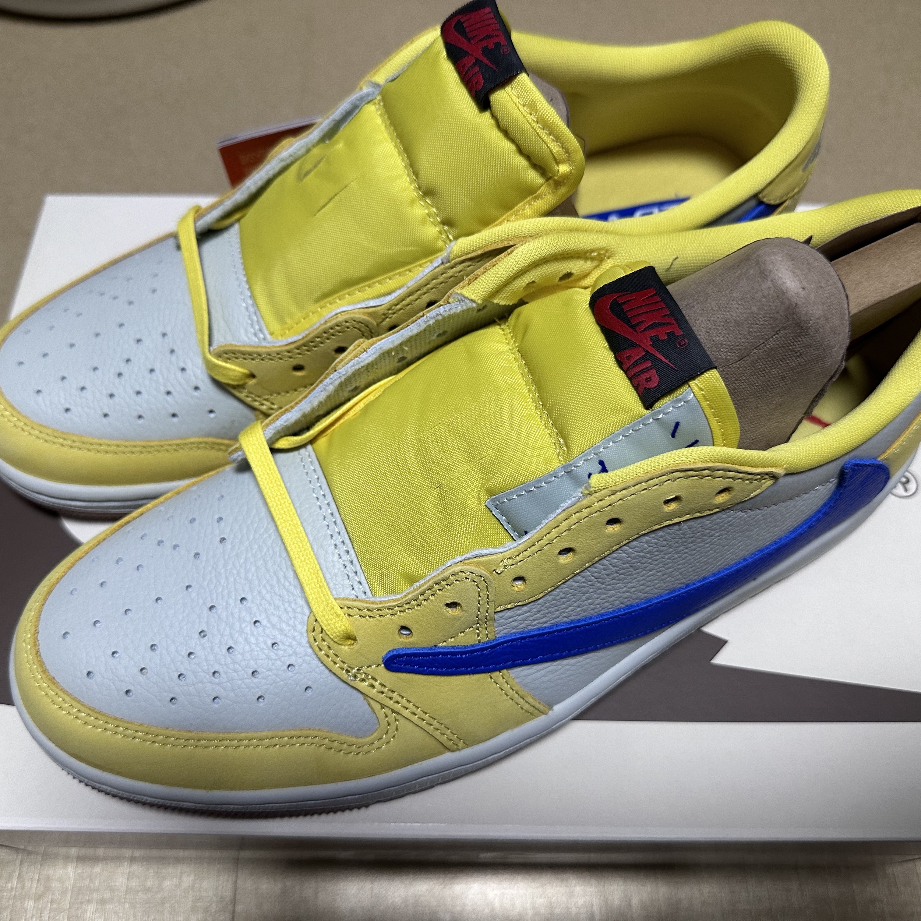 (W) Jordan 1 x Travis Scott Retro Low OG SP Canary 착용 스타일 - 4