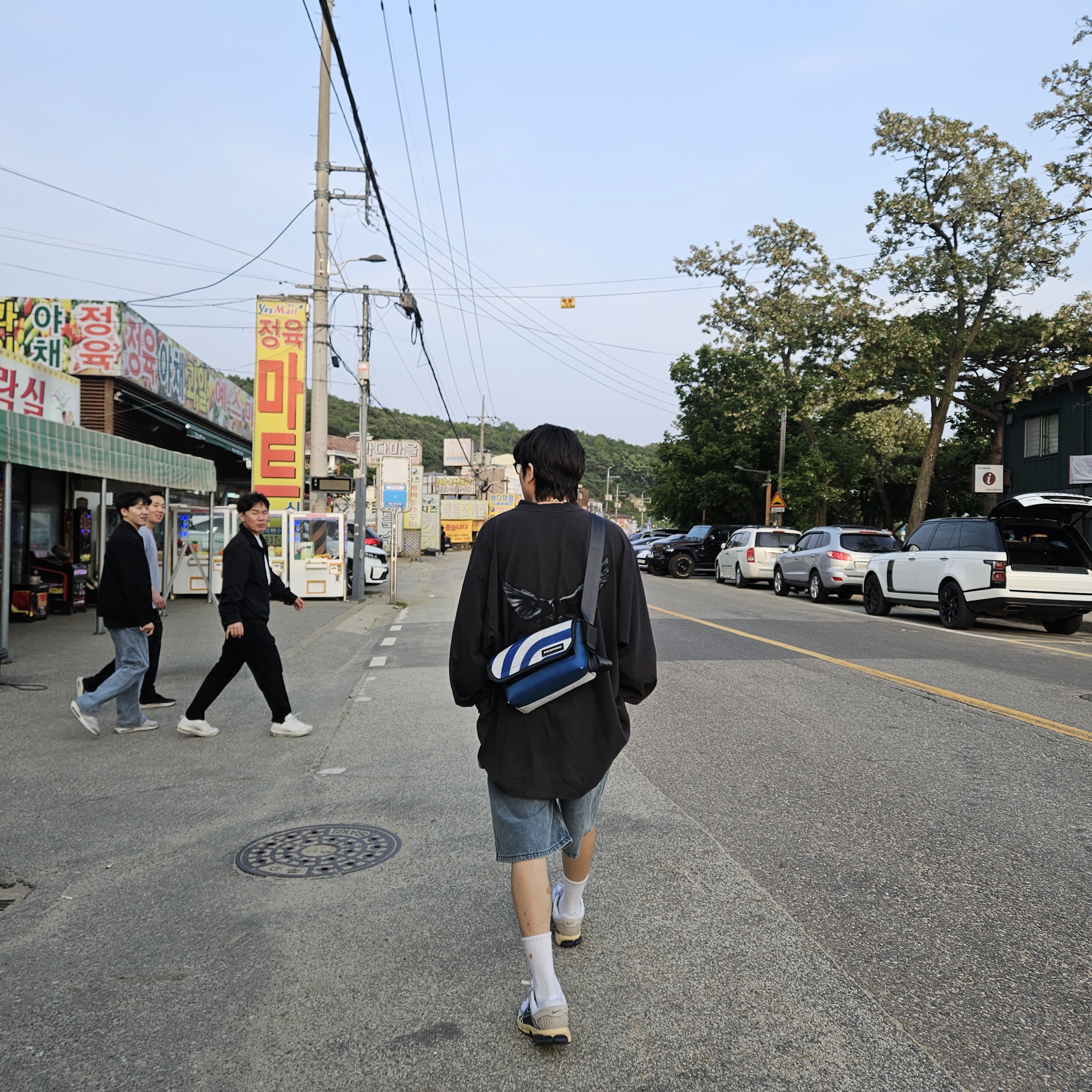 Yeezy Gap Engineered By Balenciaga Dove Long Sleeve T-Shirt Black, Nike Zoom Vomero 5 White Thunder Blue 착용 스타일 - 4