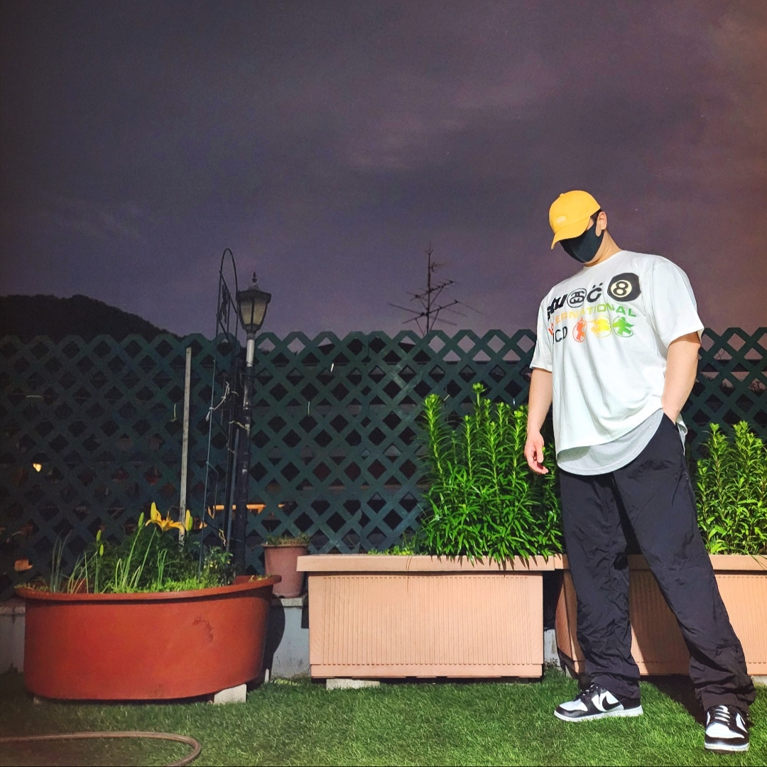 Stussy x Cactus Plant Flea Market International T-Shirt White, Nike Dunk Low Retro Black 착용 스타일 - 1