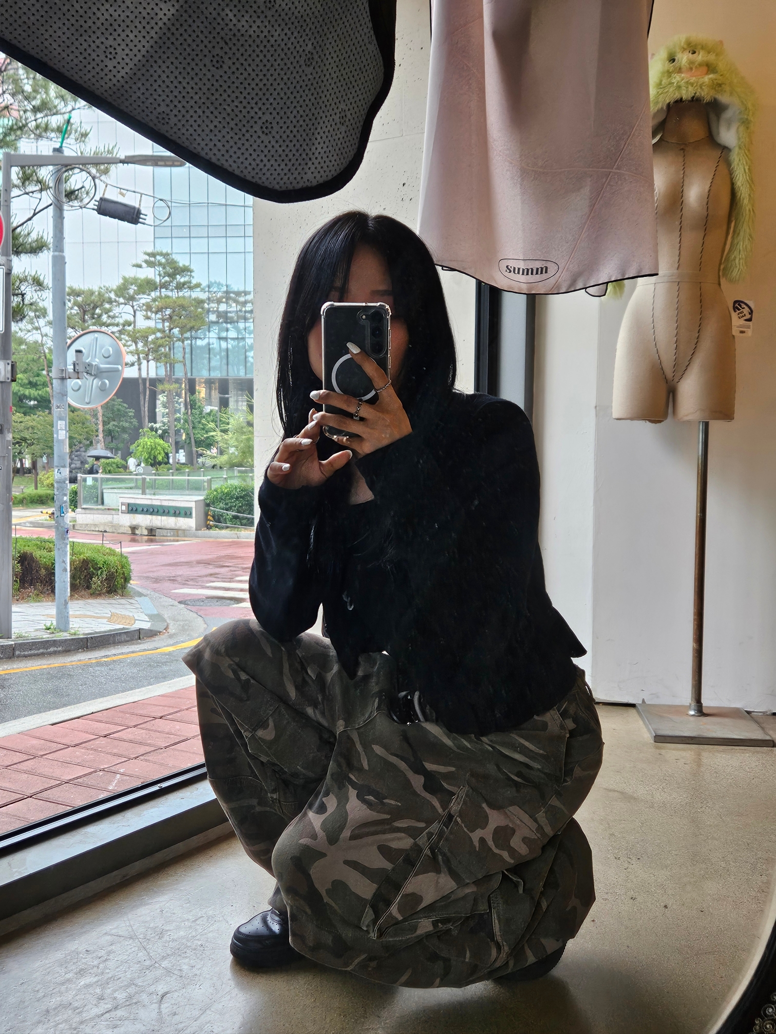 (W) Nike Air Force 1 '07 Low Triple Black 착용 스타일 - 1