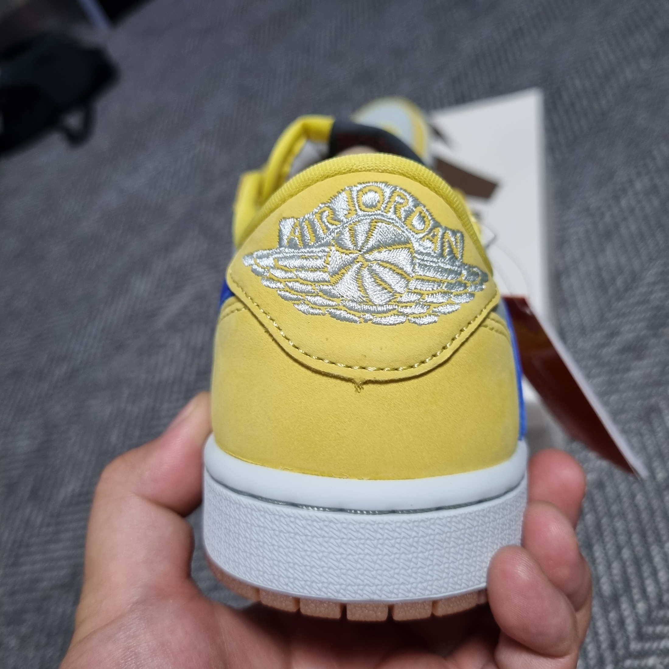 (W) Jordan 1 x Travis Scott Retro Low OG SP Canary 착용 스타일 - 5