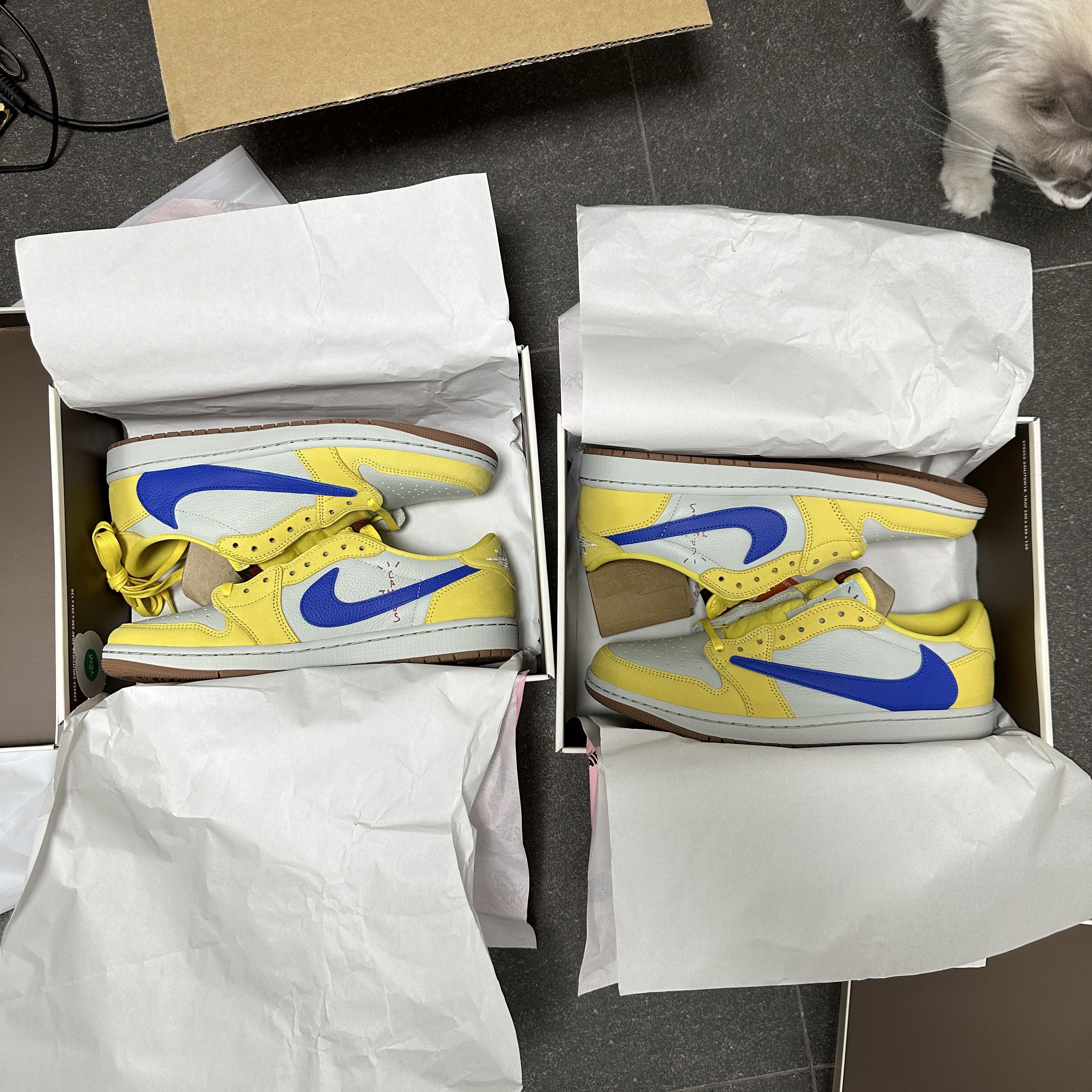 (W) Jordan 1 x Travis Scott Retro Low OG SP Canary 착용 스타일 - 3