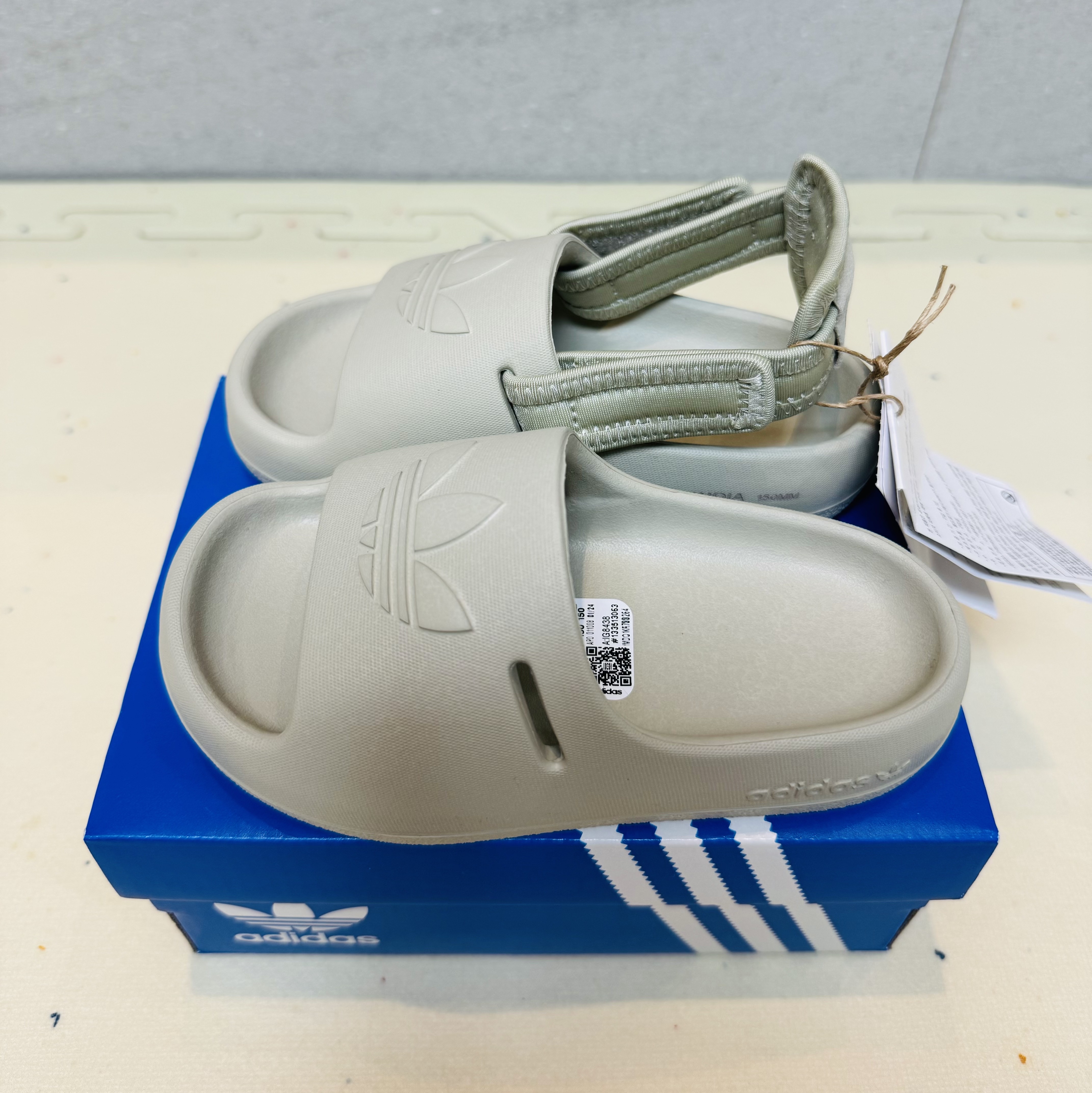 (J) Adidas Adifom Adilette Slides Putty Grey 착용 스타일 - 3