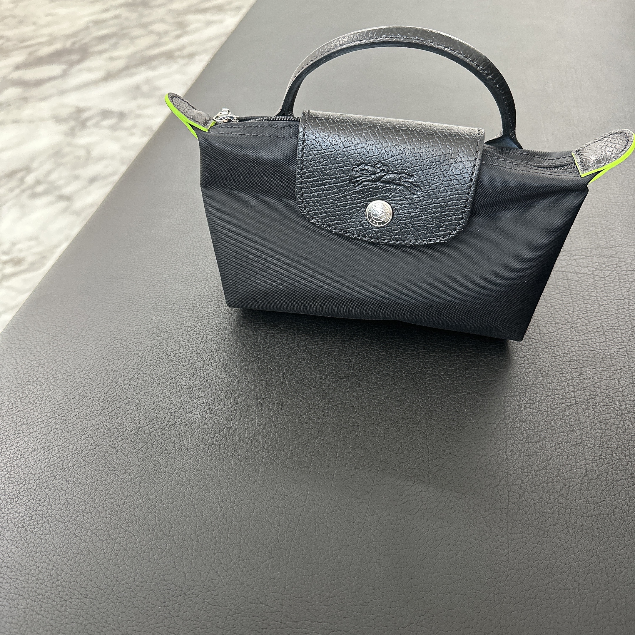 Longchamp Le Pliage Green Handle Pouch Black 착용 스타일