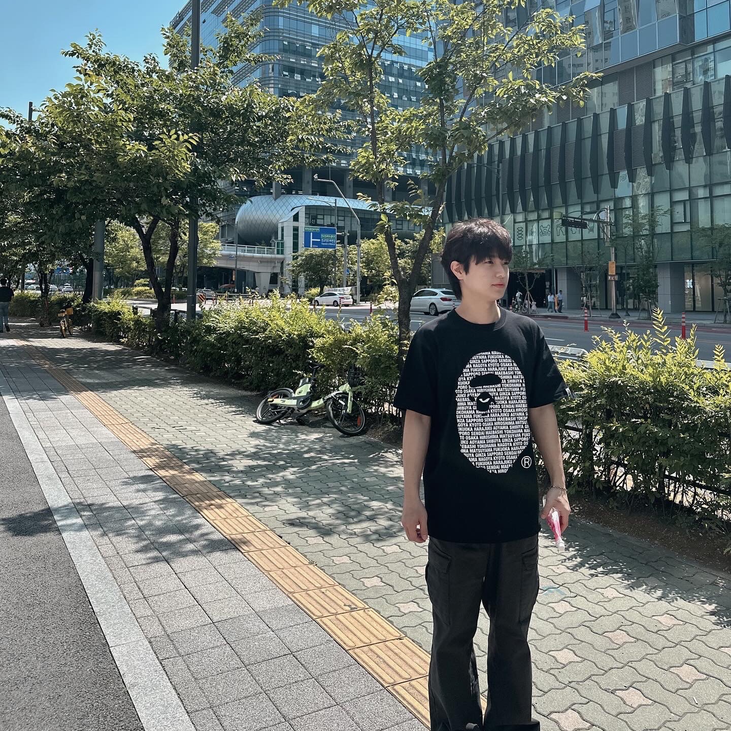 BAPE Japan Ape Head T-Shirt Black, Keen Jasper Rocks SP Sneakers Black 착용 스타일 - 2