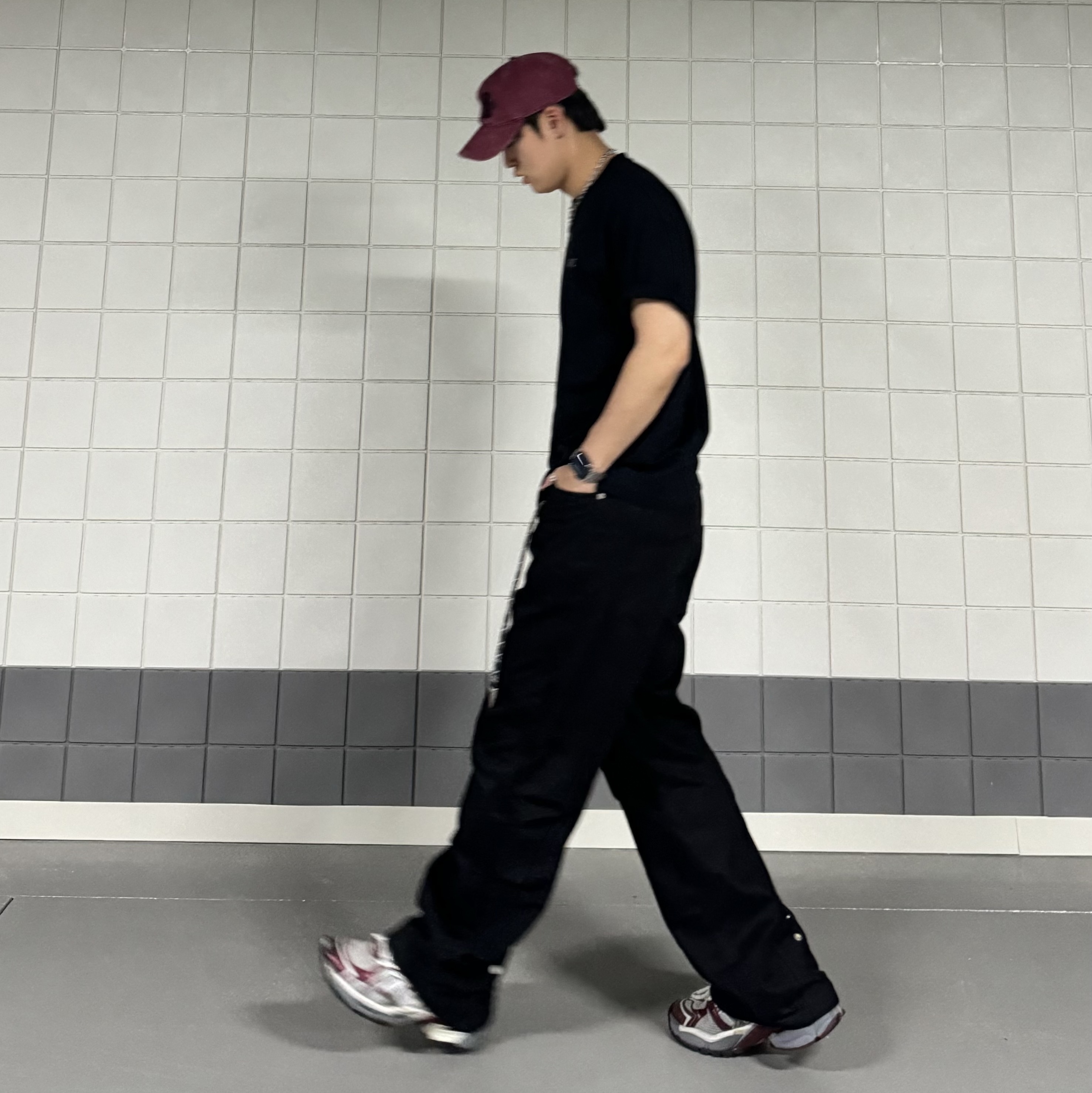발렌시아가 러너 스니커즈 그레이 버건디 착용 스타일 - 4