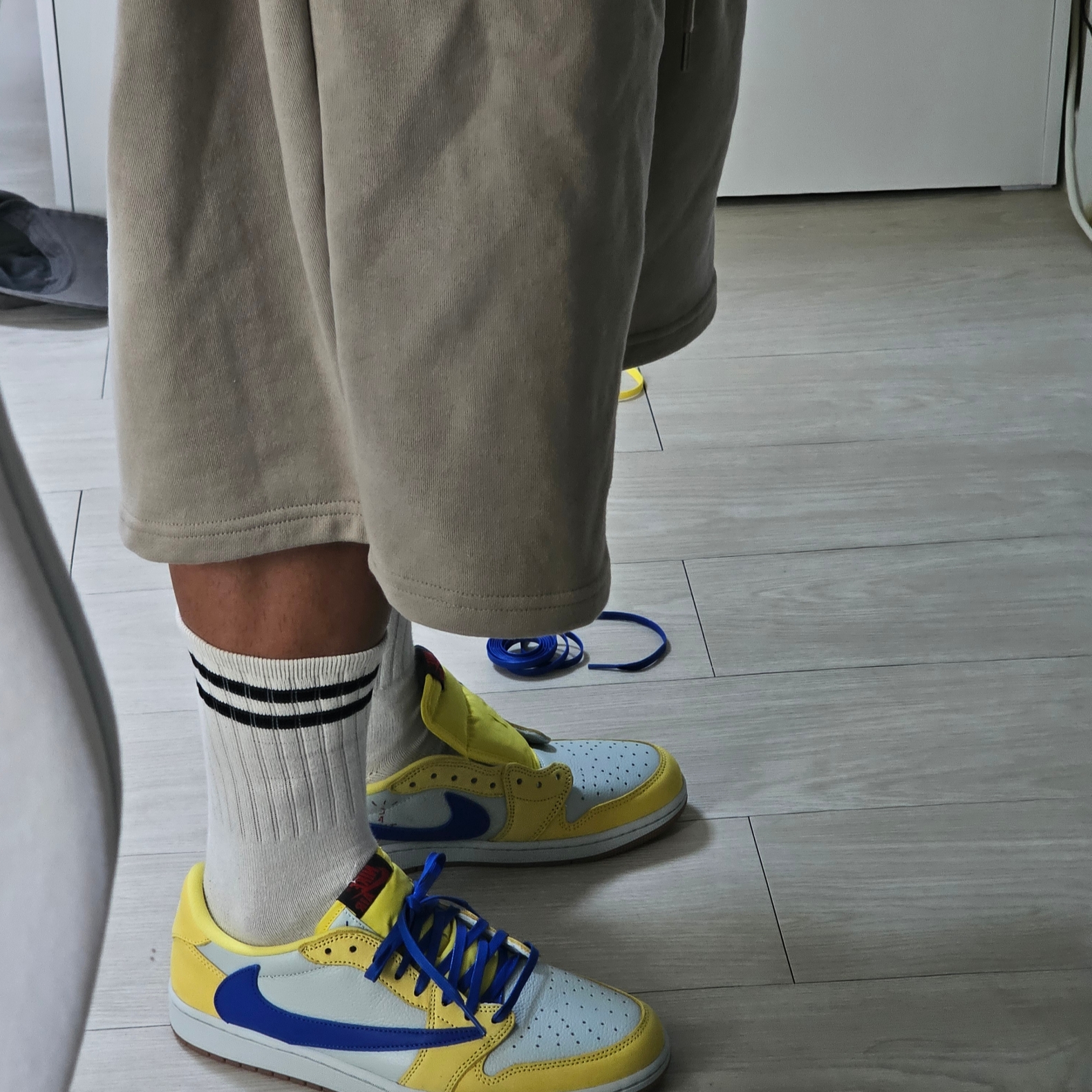 (W) Jordan 1 x Travis Scott Retro Low OG SP Canary 착용 스타일 - 5