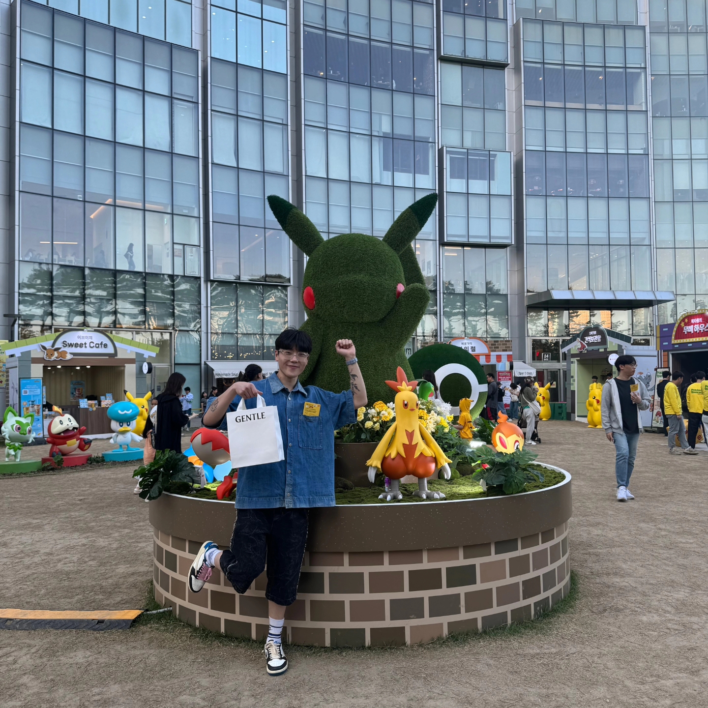 Jordan 1 x Travis Scott x Fragment Retro Low OG SP Military Blue, Gentle Monster Karl C1 Translucent 착용 스타일 - 1