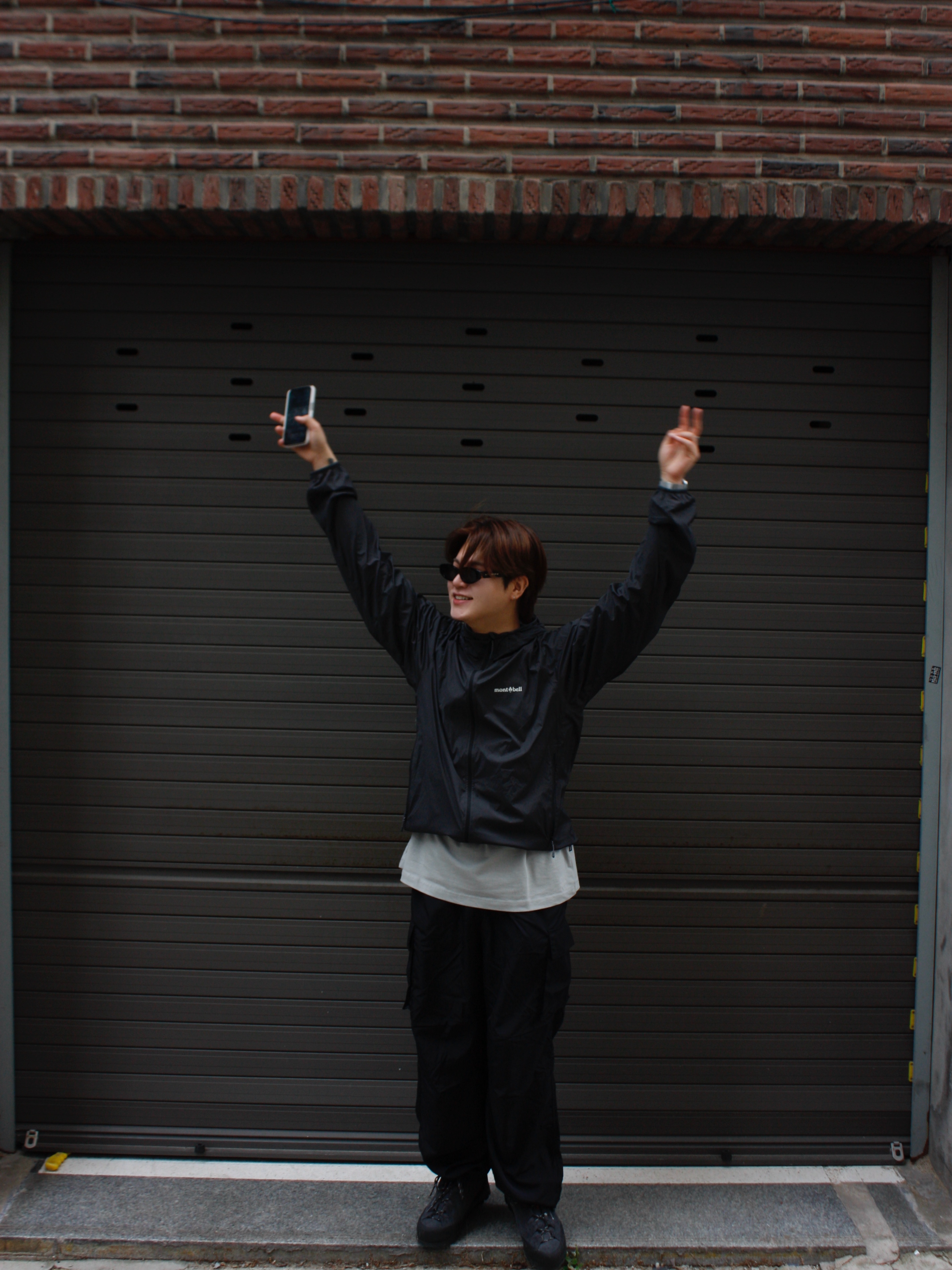 Montbell U.L. Stretch Wind Hooded Jacket Dark Gray, Montbell Crag Hopper Leather Gunmetal 착용 스타일 - 2