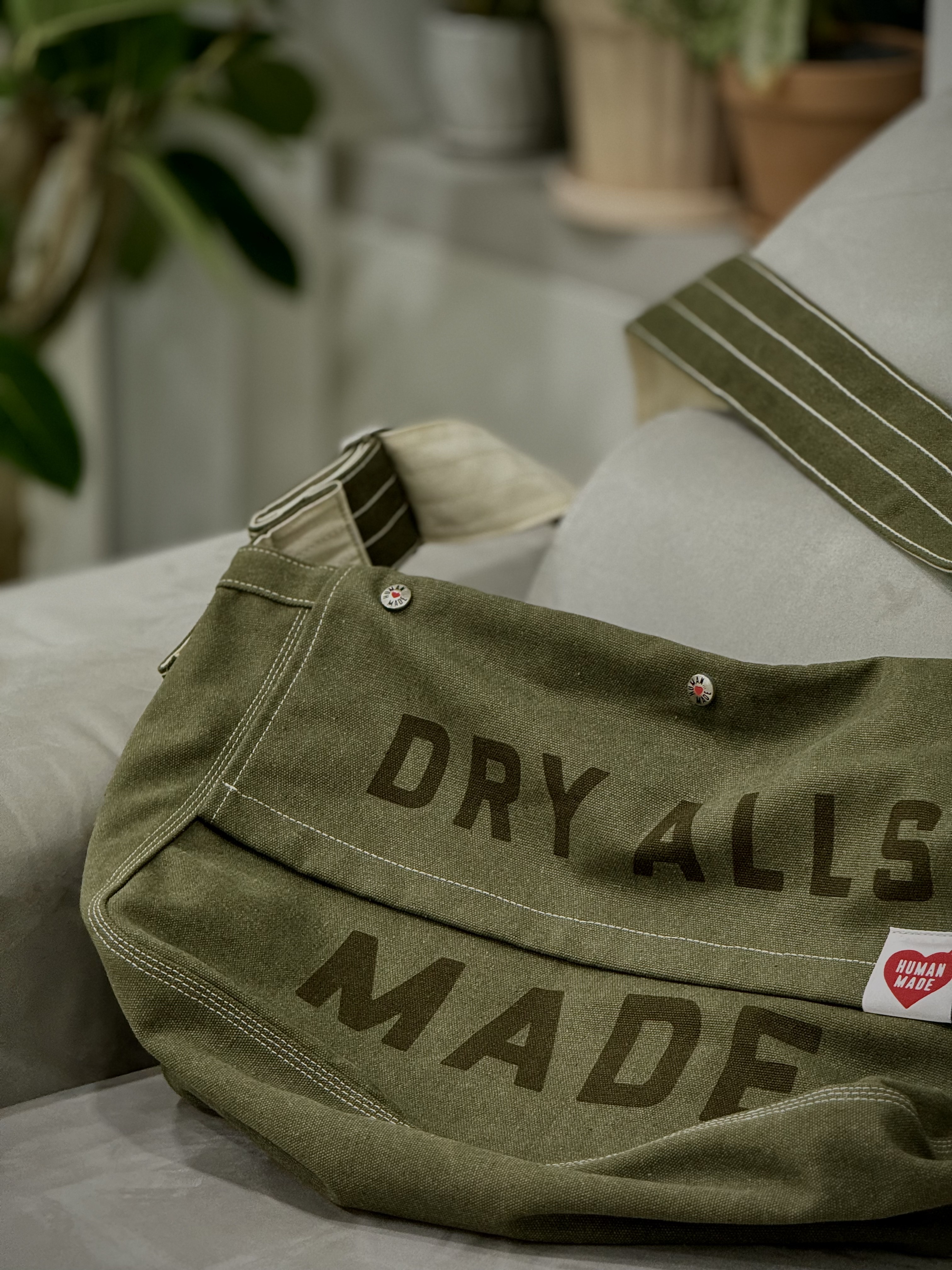 Human Made Mail Bag Olive Drab 착용 스타일