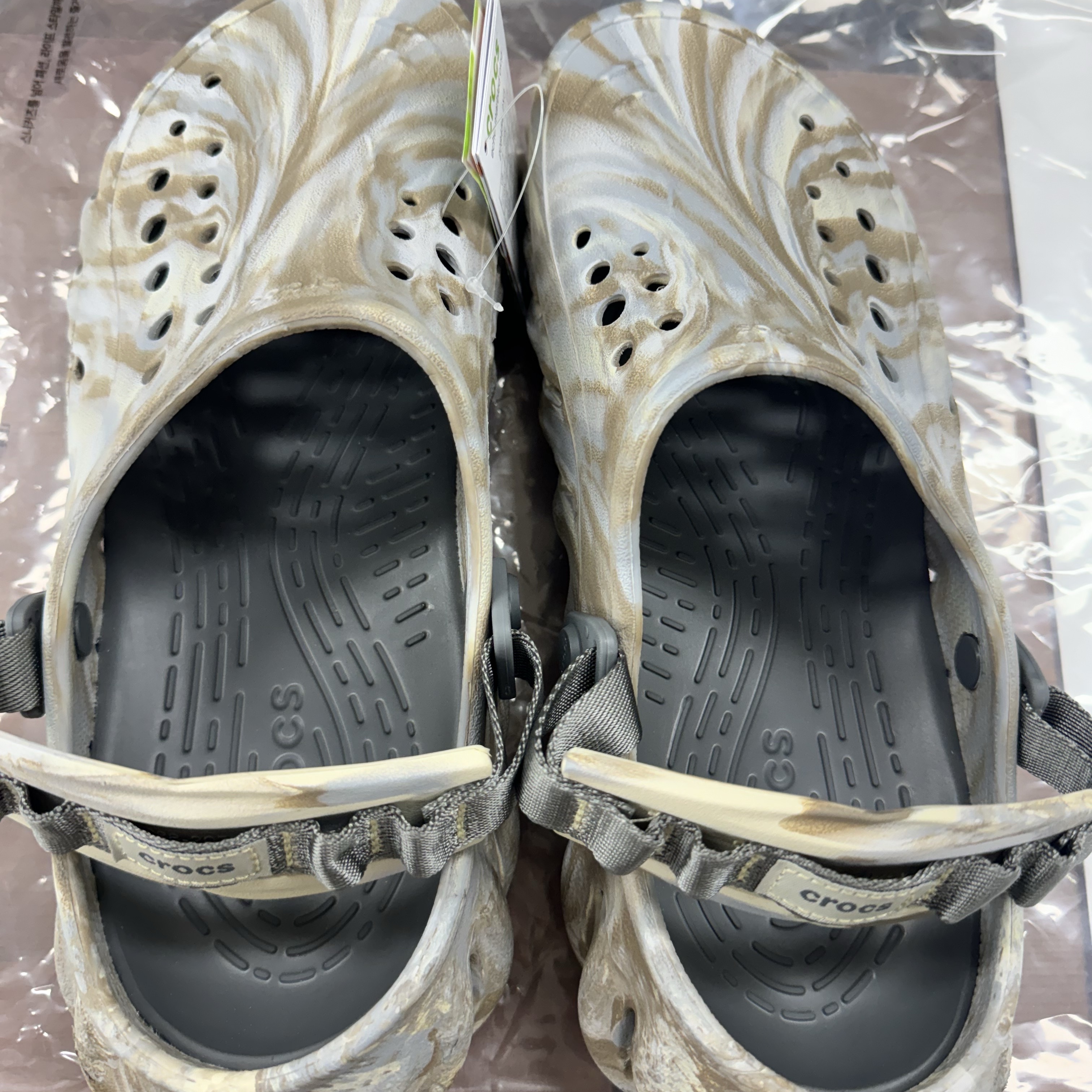 Crocs Echo Marbled Clog Bone Multi 착용 스타일