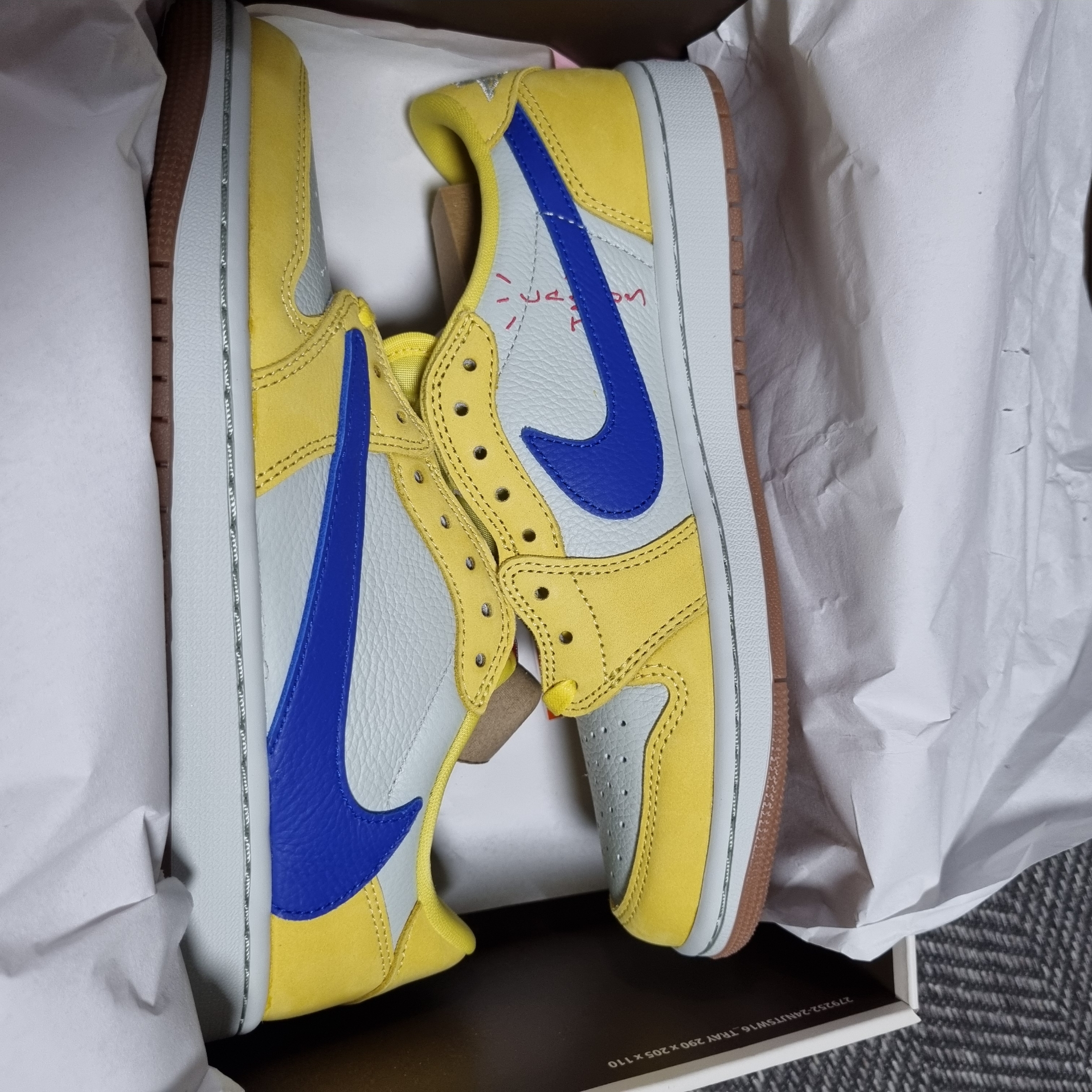 (W) Jordan 1 x Travis Scott Retro Low OG SP Canary 착용 스타일 - 9