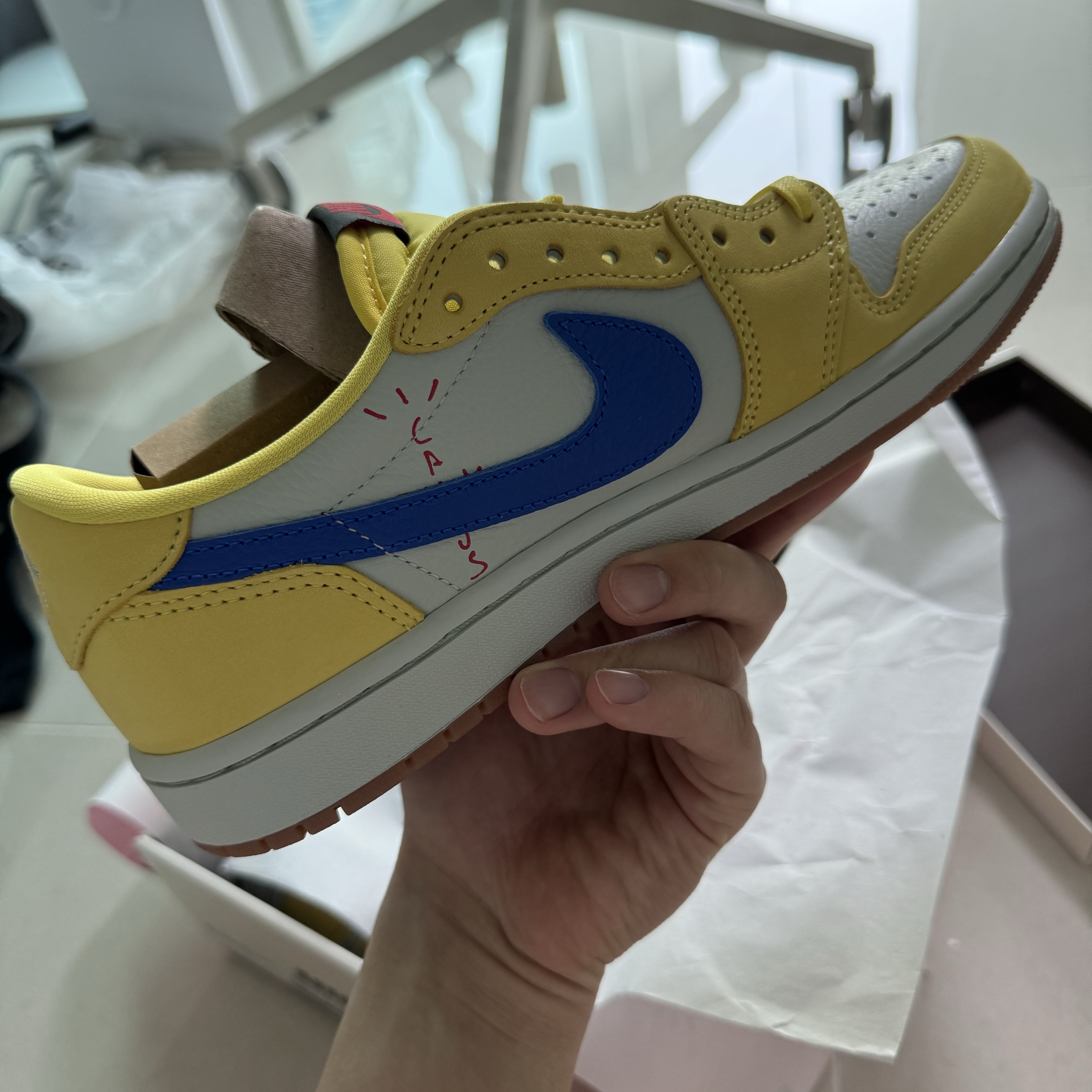 (W) Jordan 1 x Travis Scott Retro Low OG SP Canary 착용 스타일
