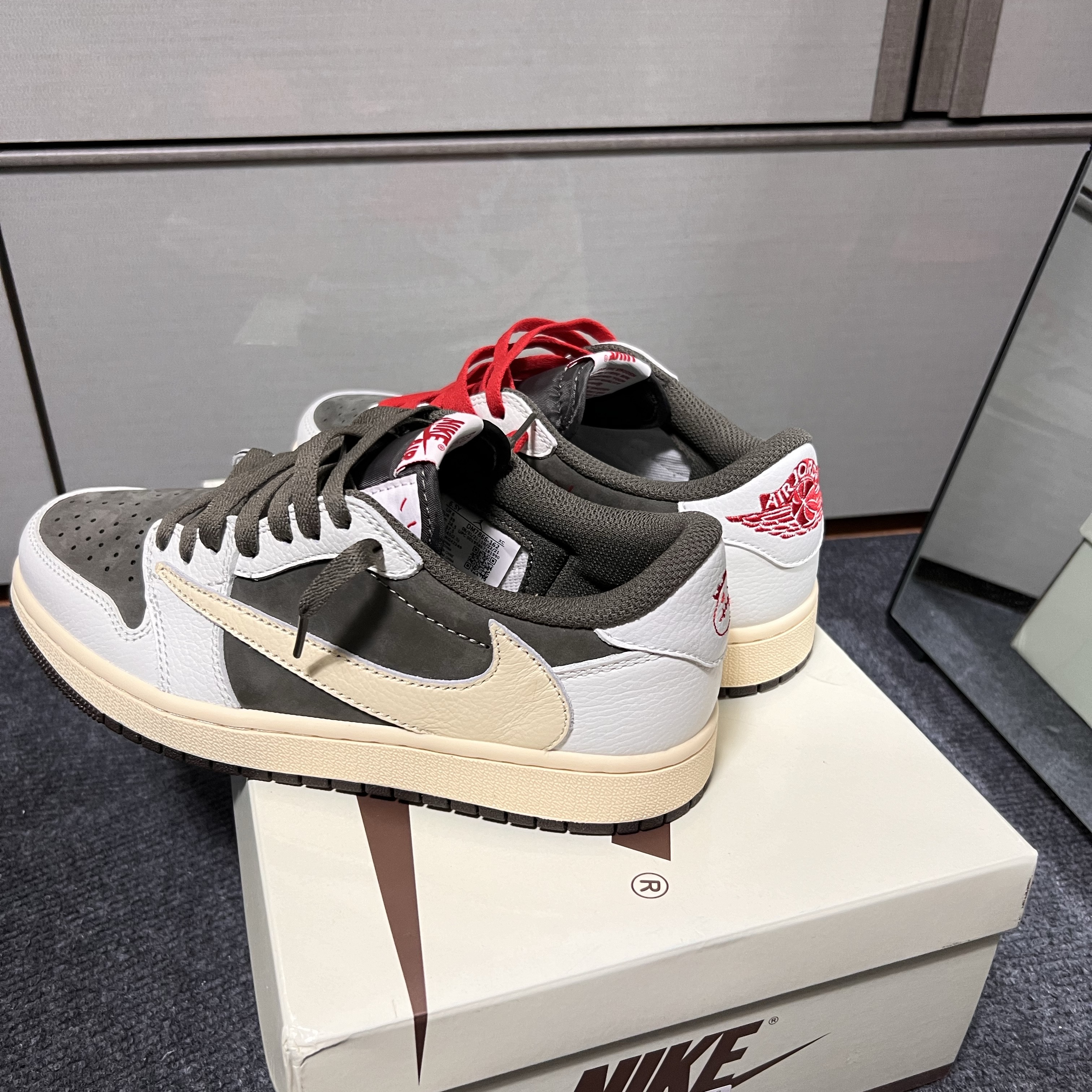 Jordan 1 x Travis Scott Retro Low OG SP Sail and Ridgerock 착용 스타일 - 4