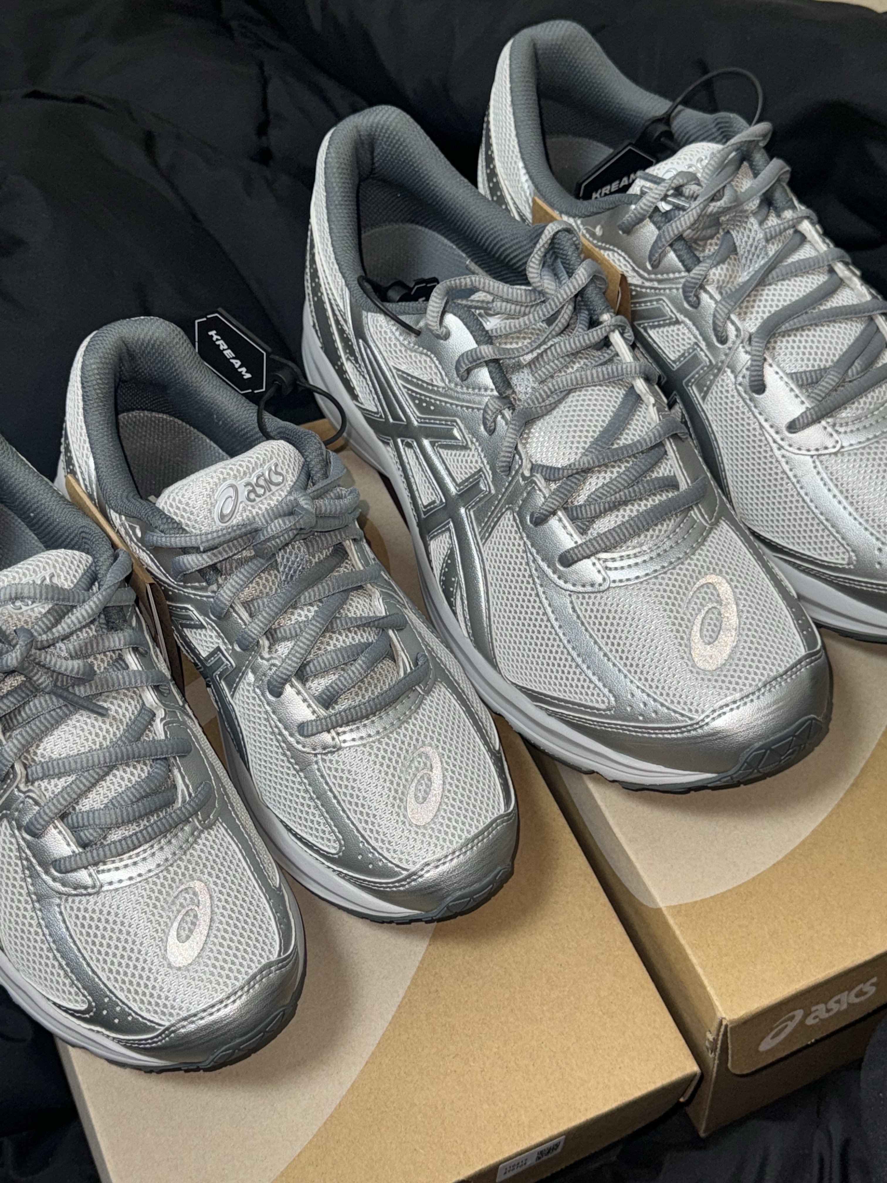 Asics Jog 100 S SMU Glacier Grey Pure Silver - 2E Wide 착용 스타일 - 2