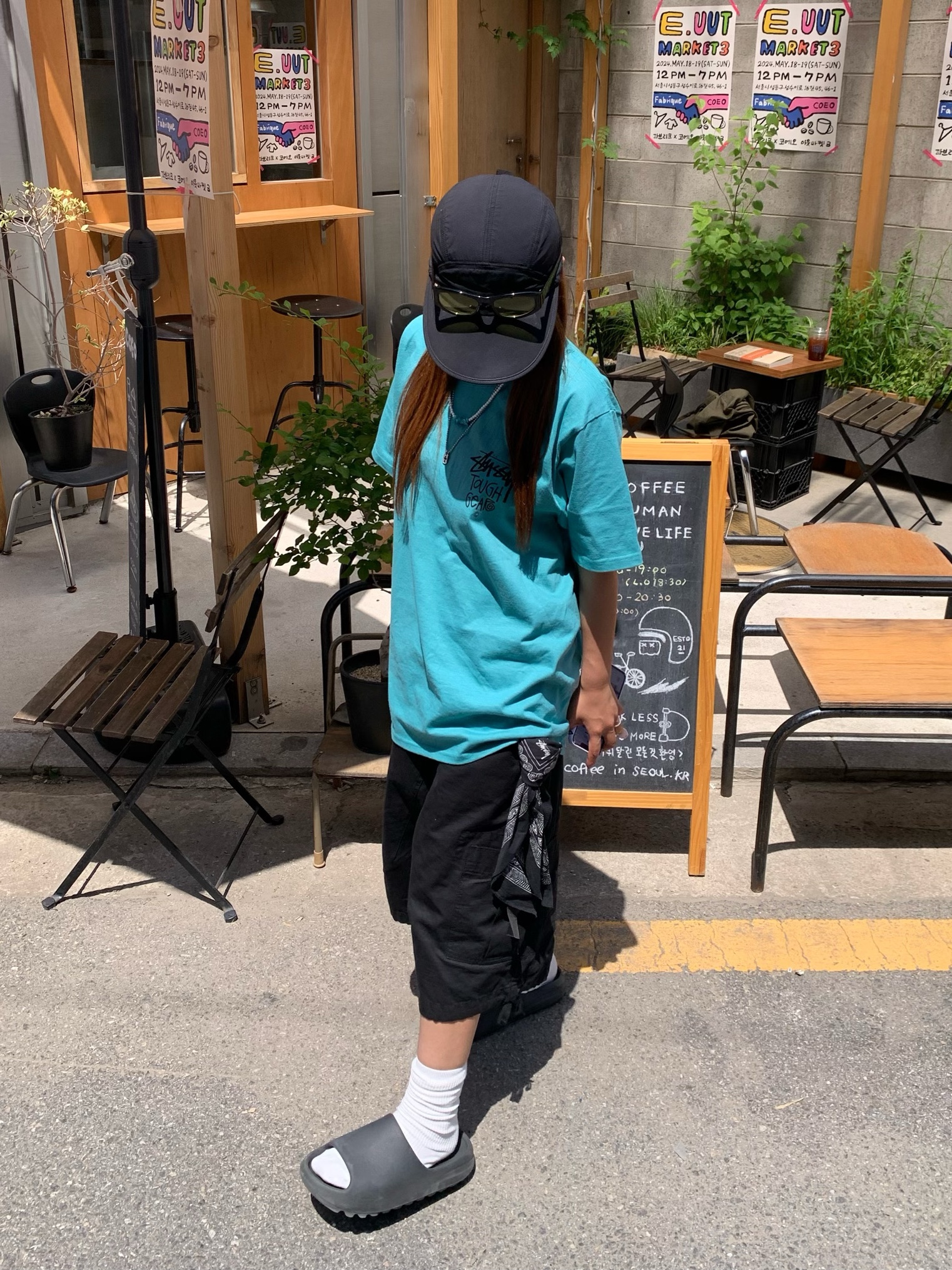 Stussy Tough Gear T-Shirt Ocean, Adidas Yeezy Slide Onyx 착용 스타일 - 2